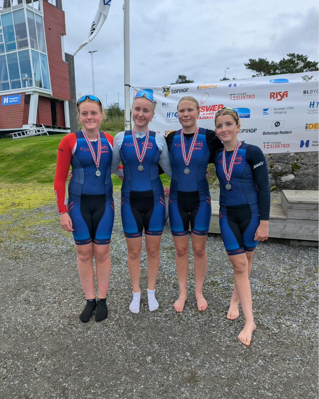 Vi ønsker å takke Helvik hus Flekkefjord for sponsormidler!
Uten sponsorer hadde det ikke vært mulig å drive klubb. Vi er heldige som har så mange flotte sammarbeidspartner som stiller opp for våre ungdommer.
Her er et bilde av noen av våre flotte jenter👏🏻🏆