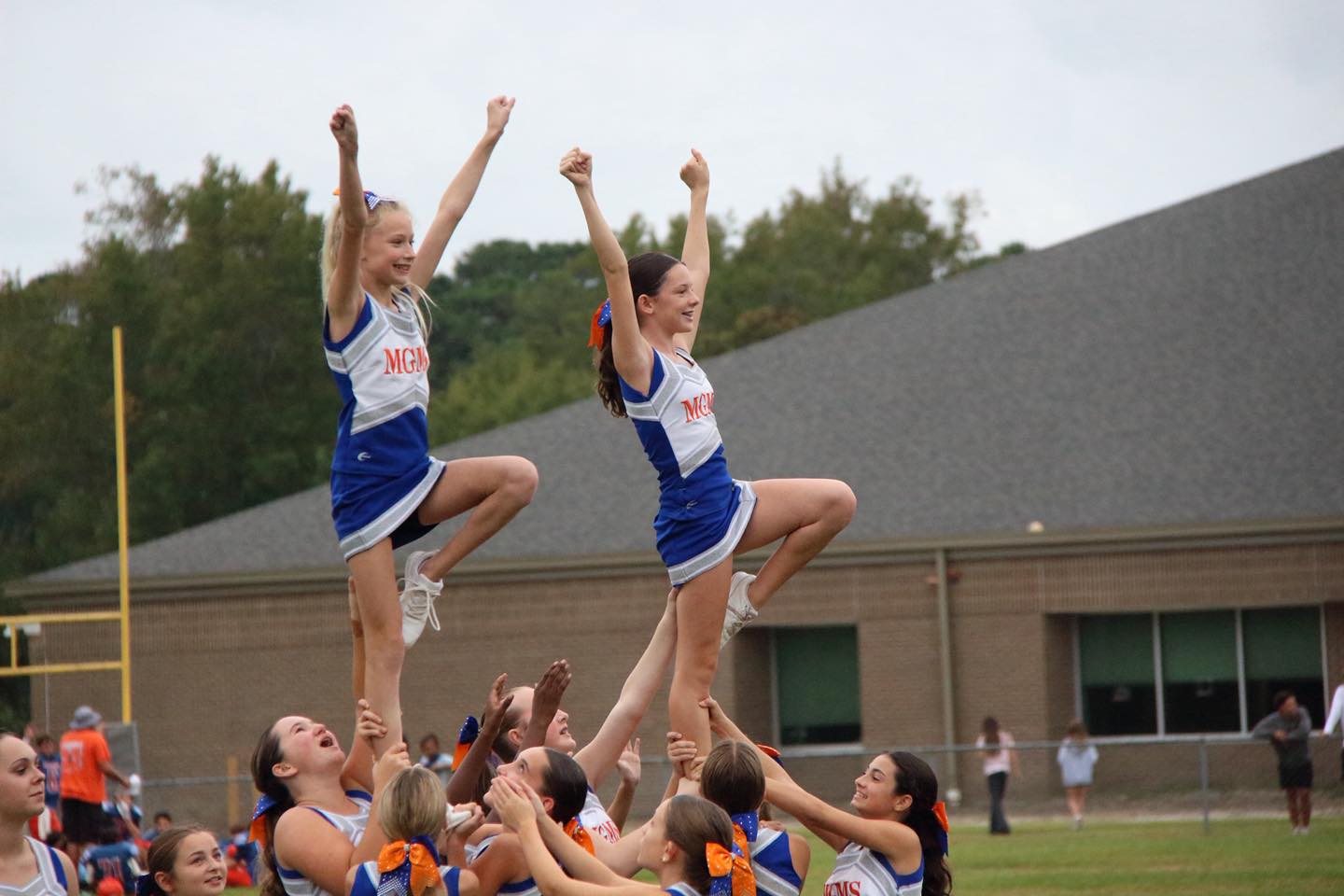 The MGMS cheerleaders did a GREAT job this evening cheering on our football players & school. We are so impressed with these Gators Gals! π£ππ£