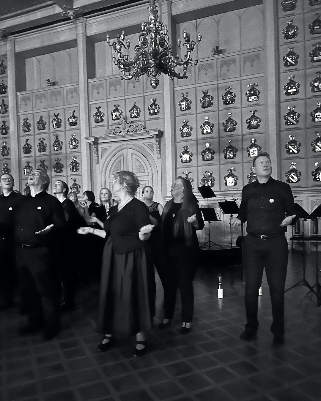 @kamarikuoro.varinan levynjulkistuskonsertissa "kuoro loihti tarvittaessa mahtavia fortissimotehoja, mutta myös henkeäsalpaavan elinvoimaisia ja pitkäkestoisia pianissimo-osuuksia". Lue Mats Liljeroosin konserttiarvostelu kotisivuiltamme, linkki profiilissa!
#kuoromusiikinkausikonsertit