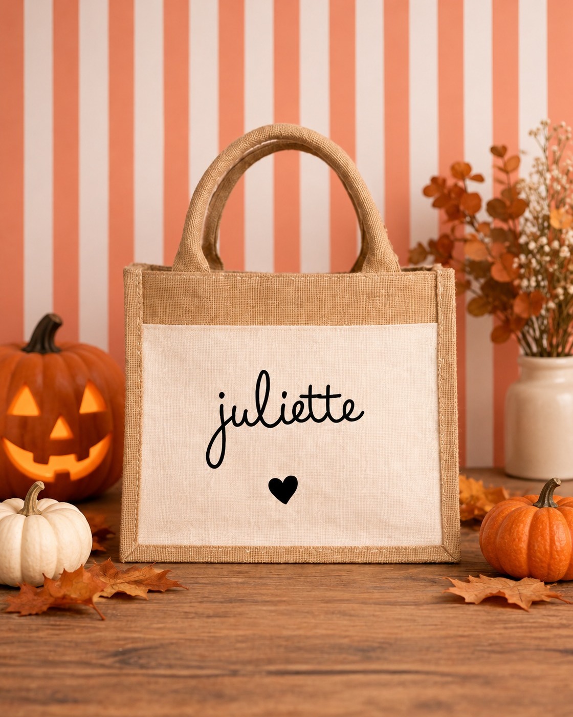 🎃 Halloween approche à grands pas…
Les petits monstres, sorcières et chasseurs de bonbons vont bientôt reprendre du service 👻
Pour l’occasion, retrouvez une sélection d’articles personnalisés pour préparer Halloween : sacs à bonbons, paniers, pochons et petits accessoires, à personnaliser avec le prénom de votre enfant.
De quoi partir à la chasse aux bonbons bien équipé… et surtout avec un sac impossible à confondre avec celui du voisin 🍬🧡
👉 Toute la collection Halloween est disponible sur luzetnina.com/halloween
#halloween #halloween2026 #sachalloween #personnalisation #cadeaupersonnalisé #luzetnina