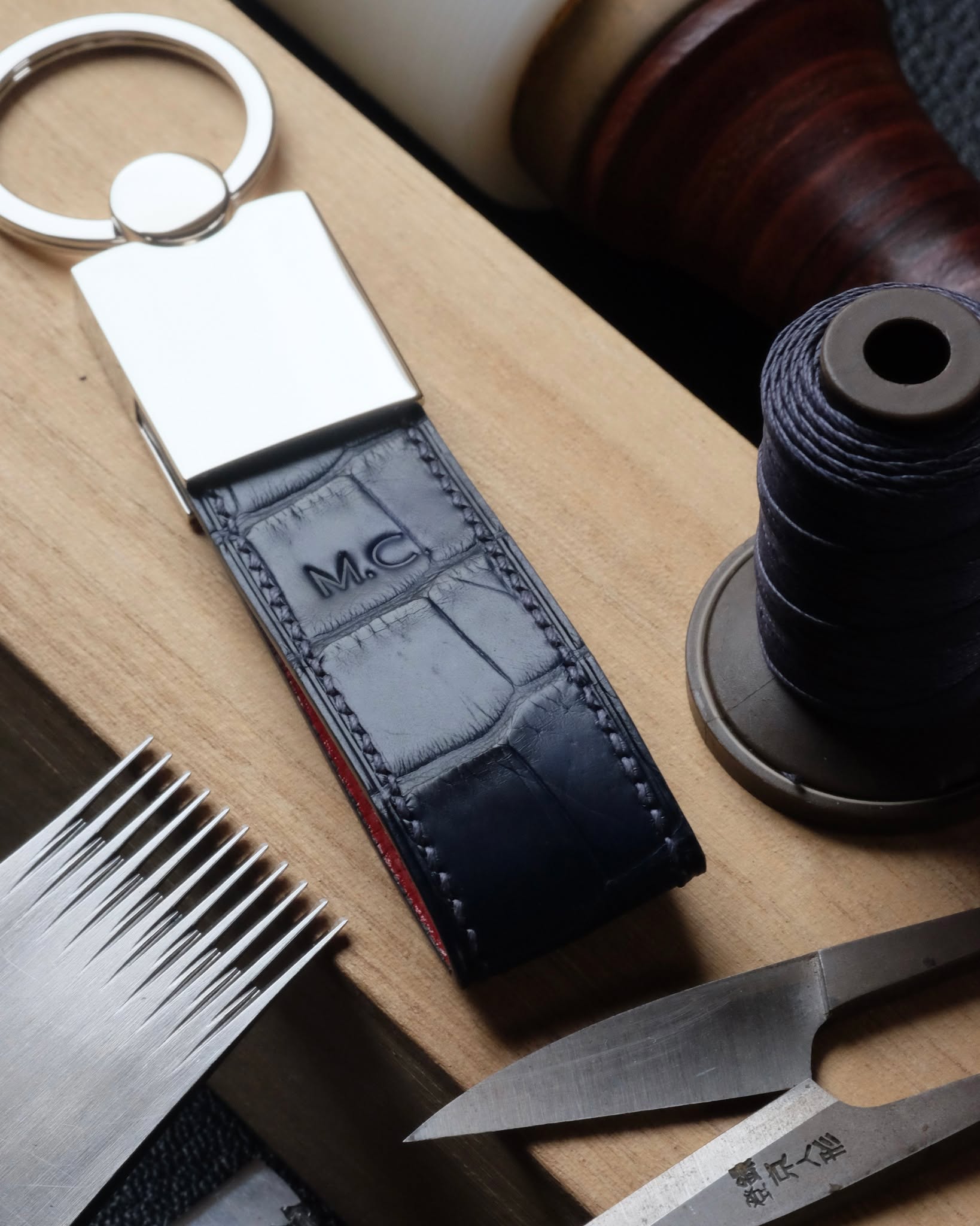 🇧🇪🖐🏻 Le caractère de l’alligator, jusque dans un petit objet du quotidien.
Configuration de cette création
🔑 Porte-clés entièrement fait main et cousu main.
Cuir extérieur : Alligator Marine Blue
Doublure : Cuir de chèvre Piment
Fil de lin : Dark Blue
Peinture des bords : Dark Blue
Initiales : À chaud, 4 mm
Cette création a été réalisée sur mesure, selon les choix de son propriétaire.
L’alligator Marine Blue donne le ton, tandis que le cuir de chèvre Piment apporte une touche de couleur à l’intérieur. Les initiales viennent personnaliser l’ensemble avec discrétion.
Un accessoire pensé dans ses moindres détails et confectionné à la main dans notre atelier.
#atelierdecoster #decoster #artisan #handmade #handstitched #handmadeinbelgium #madeinbelgium #alligatorleather #personnalisation