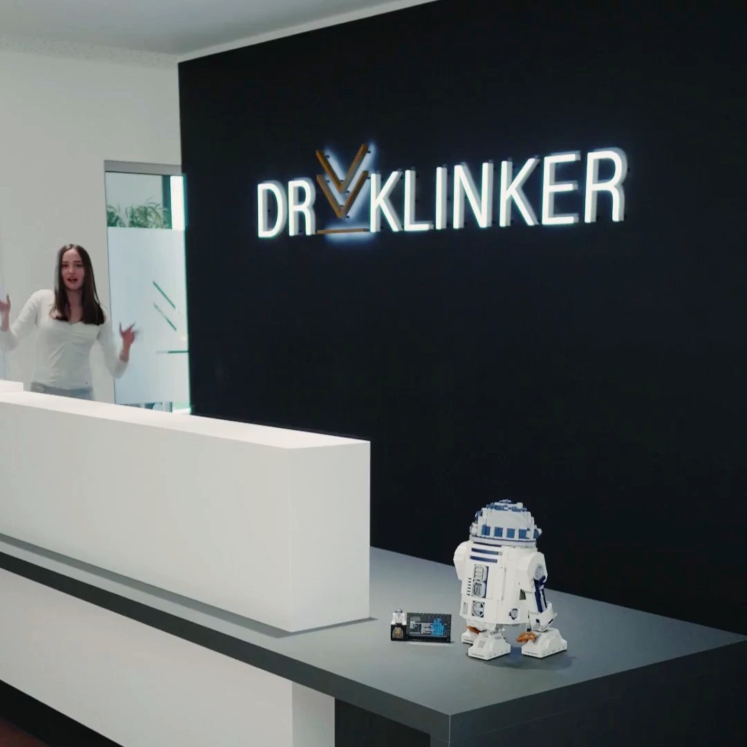 Der Weg zu deinem schönsten Lächeln! 😍👍 Wir haben dir den Behandlungsablauf hier kurz geschildert. Bei Fragen kannst du gerne in der Praxis anrufen oder online einen Termin mit Dr. Klinker vereinbaren. 📱✅
👉 Link zur online Terminbuchung: https://www.dr-klinker.de/#termin
#kieferorthopädie #hildesheim #drklinker #onlinetermine #Behandlungsablauf #kieferorthopädischebehandlung #zahnspangen #kieferorthopädiehildesheim #modernepraxis