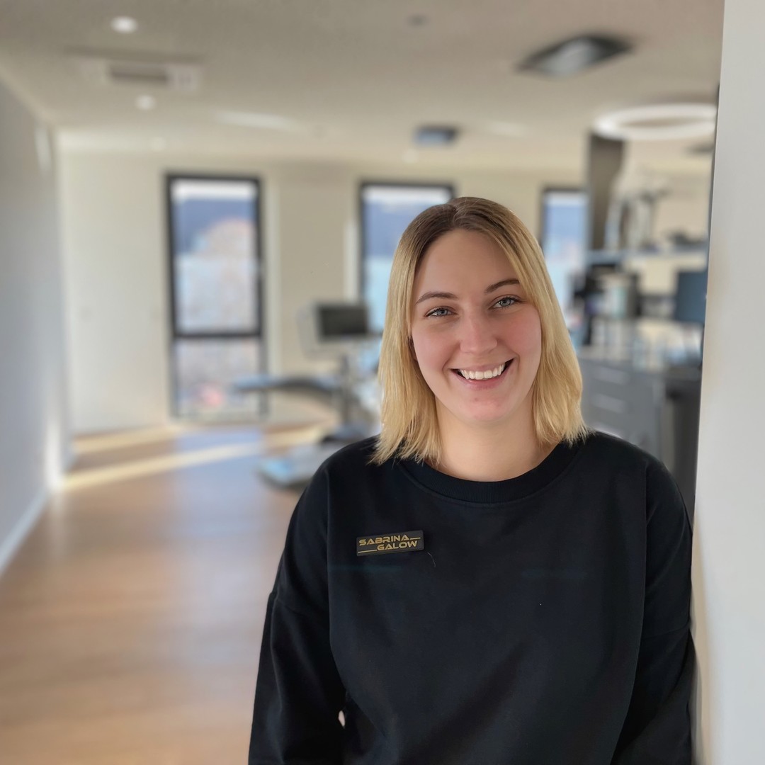 Sabrina Galow (32 Jahre alt, 2 Kinder) seit ca. 15 Jahren im Bereich Kieferorthopädie tätig. 🤗👍
Die Stuhlassistenz bereitet ihr viel Freude und auch knifflige Aufgaben werden bedacht und sorgfältig erledigt. 💪
In ihrer Freizeit ist sie gern mit ihren zwei Söhnen unterwegs. Dort steht Fußball mit an erster Stelle.
#Mitarbeitervorstellung #Dr.Klinker #Kieferorthopädischepraxis #Hildesheim #Teamvorstellung #Zahnmedizin
