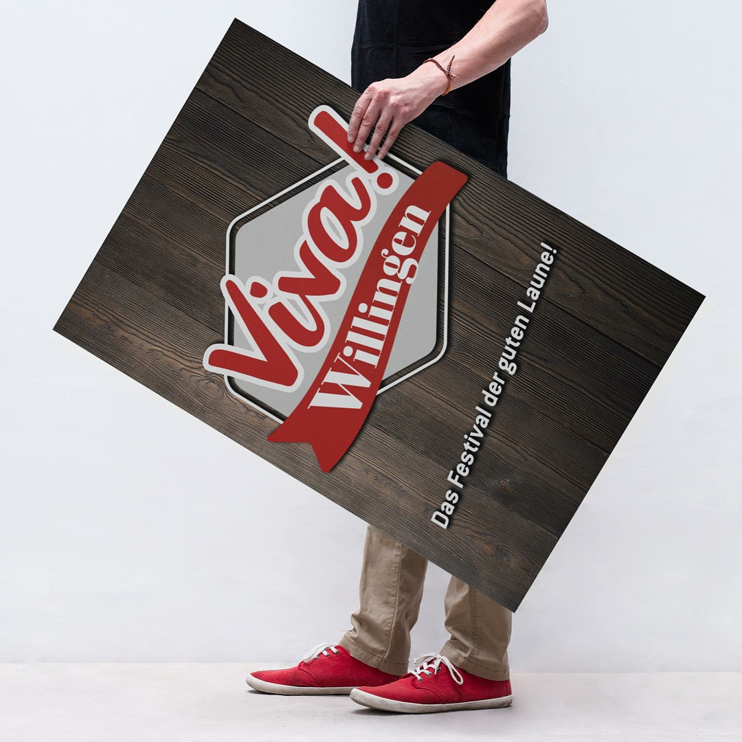 Neue Außendarstellung für VIVA Willingen
Für die neue Kommunikation vom Sauerland Open-Air "VIVA WILLINGEN" wurde von uns eine neue Werbelinie entwickelt. Im Mittelpunkt steht ein neues Logo, welches in den Anwendungen, mit seinem alpenländischen Design sehr gut zum Veranstaltungsort in Willingen passt.
Hintergrund der Überarbeitung ist der oft extreme und ausufernde Partytourismus im Ort, dem die Gemeinde mit einer neuen Gefahrenabwehrverordnung bereits entgegengetreten ist und die auch bei "VIVA WILLINGEN" Anwendung findet. Die Symbolik des neuen Logos soll sich klar vom "Ballermann-Tourismus" abgrenzen und die Zugehörigkeit zur Gemeinde Willingen dokumentieren.
Einher geht eine Kampagne der Gemeinde, die für ein friedliches Feiern in Willingen wirbt und der neue Slogan unserer Open-Air Veranstaltung:
VIVA Willingen – das Festival der guten Laune!
VIVA Willingen ist und bleibt trotz der neuen Merkmale das Open-Air, wie es die vielen Fans kennen und lieben. Die Stars wie Mickie Krause, Mia Julia, Peter Wackel & Co. werden auch in Zukunft auf der großen VIVA-Bühne stehen.
Allerdings möchte sich der Veranstalter nicht mehr als Sommersause, Ballermann- oder Mallorca- Party bezeichnen und wahrgenommen werden.
Dieses Jahr fand VIVA WILLINGEN am 16.06.18 das erste Mal im neuen Gewand statt. #vivawillingen #grafik #motion #marketing #kampagne #design #krisma #werbung #werbeagentur #logo #event #openair #sauerland #willingen #göttingen #konzert #festival #neu #new