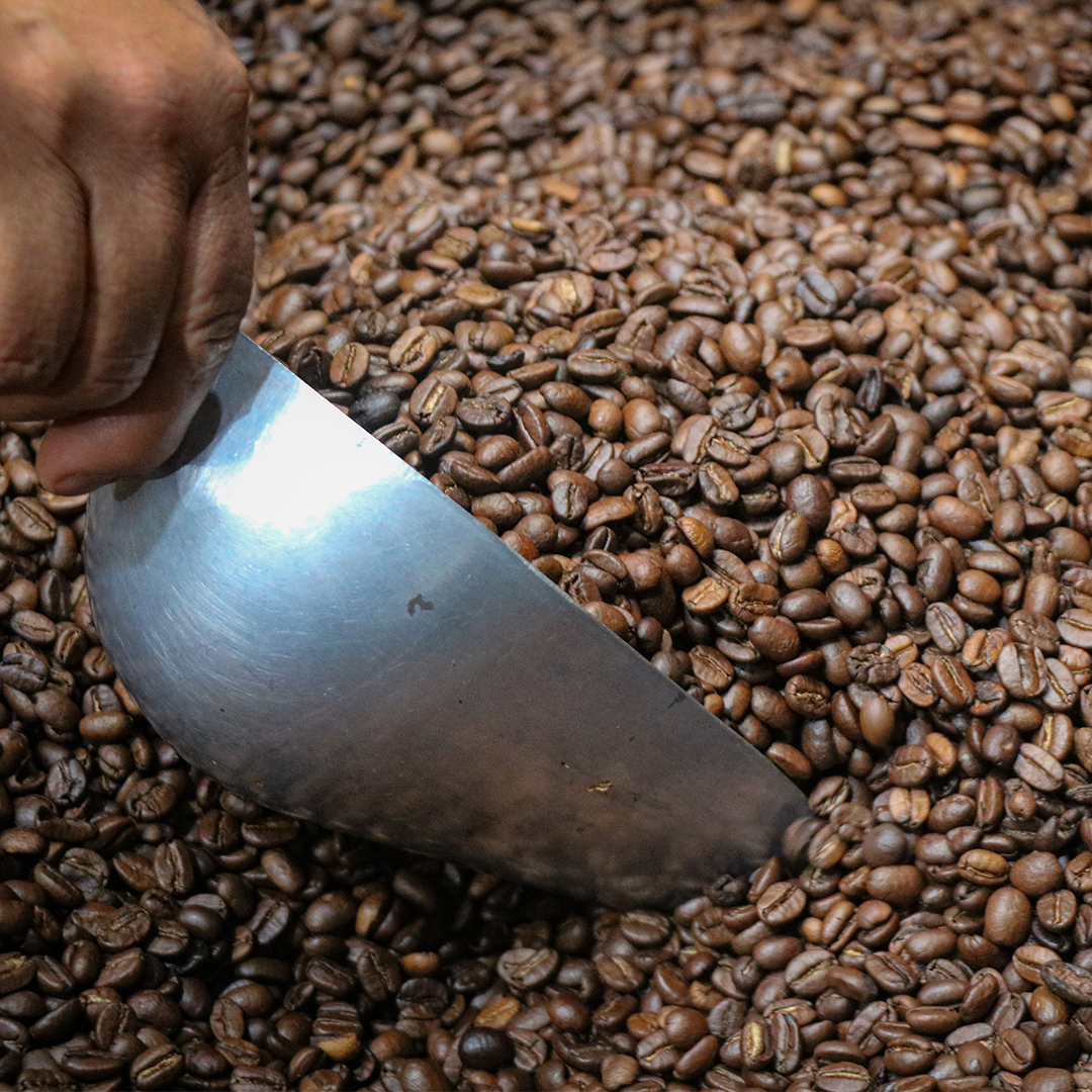 🖤
Amamos el café, por eso sabemos que elegir los mejores granos es esencial junto con un proceso de tostado meticuloso.
Todo con el fin de proporcionar la mejor experiencia cafetera. ☕
Conoce más en el link de nuestra bio.
#CaféAlgraná #cafedecalidad #coffelovers #tallerartesanal #cafégourmet