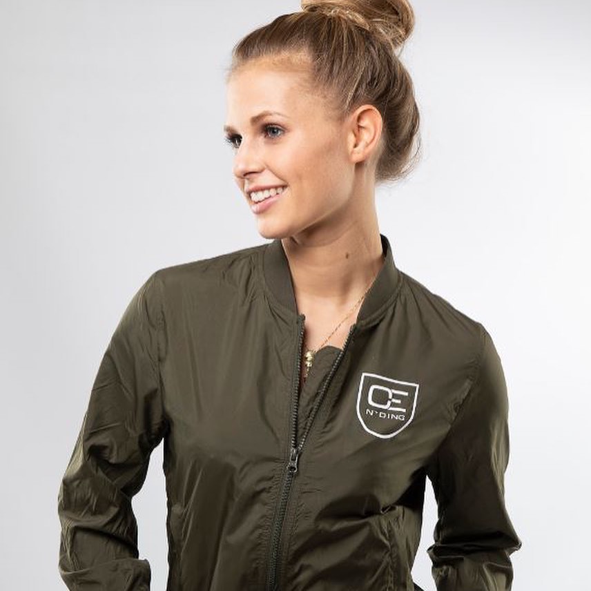 Caroline Noeding ist Schauspielerin, Sängerin, Miss Germany 2013 und fast täglich bei @koeln50667 zu sehen. Nun bringt sie auch noch ihre eigene Modekollektion mit dem Namen „N^DING“ auf den Markt, für welche K.risma das Logo gestalten durfte. Als Key visual ziert das Signe prominent die verschiedenen Teile ihrer Kollektion. #carolinenoeding #inselkind #köln50667 #nding #göttingen #krisma #design #motion #marketing #model #missgermany #fashion #mode #model #logo #sign #mallorca