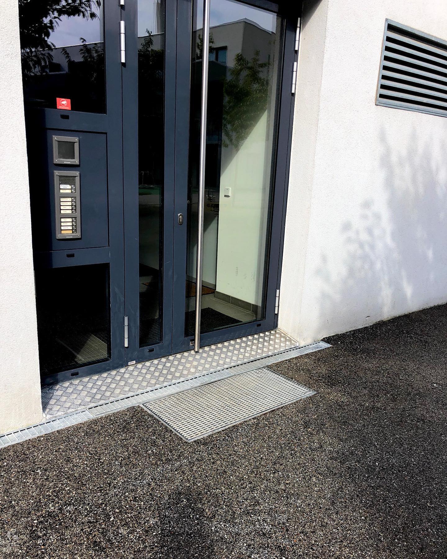 Verschmutzung eingetrockneter Farbe • vorher/nachher ✨💦 #cleanup360 #gebäudeservice #sonderreinigung