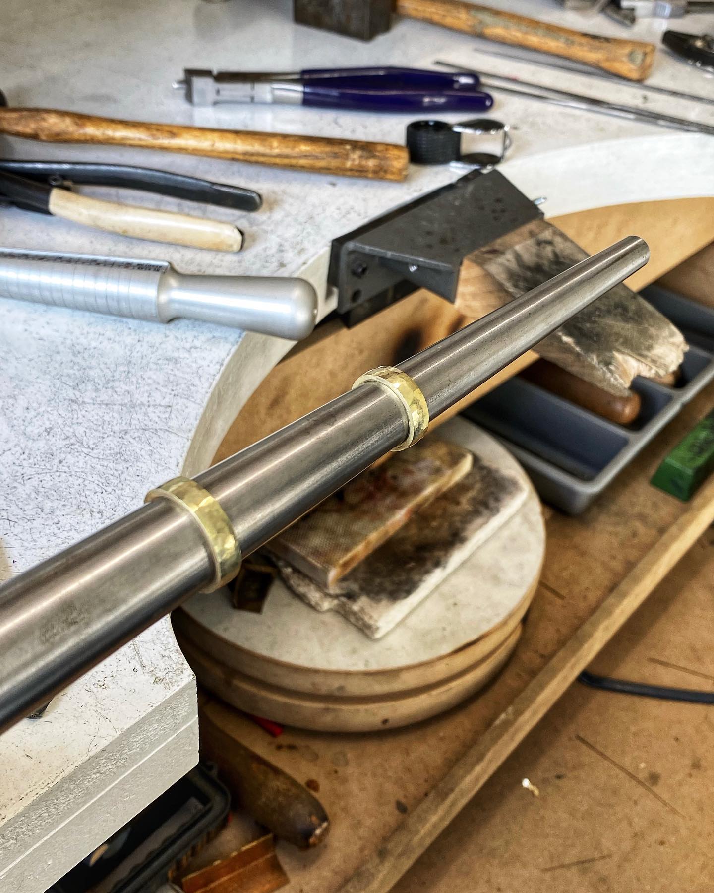 Current view #onmybench 👨🏭
#benchjeweler #jewelerstools #metalsmith #onthebench #jewelrymaking #studiojewellery #workinprogress #handmadejewelry #designermaker #creativelife #jewellersofinstagram #ambacht #trouwen #trouwringen #trouwinspiratie #creatiefbezigzijn #ateliersmeijsters