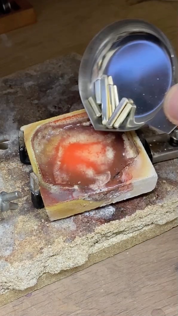 How to Cast gold
#metalsmithingjewelry #goldsmithing #howitsmadematters #jewelleryclass #benchjeweller #jewelrytechniques #craftworkshop #instasmithy #jewellerystudio #goldcasting #metalcasting #goldsmith #melting #oudgoud #recycling #ateliersmeijsters