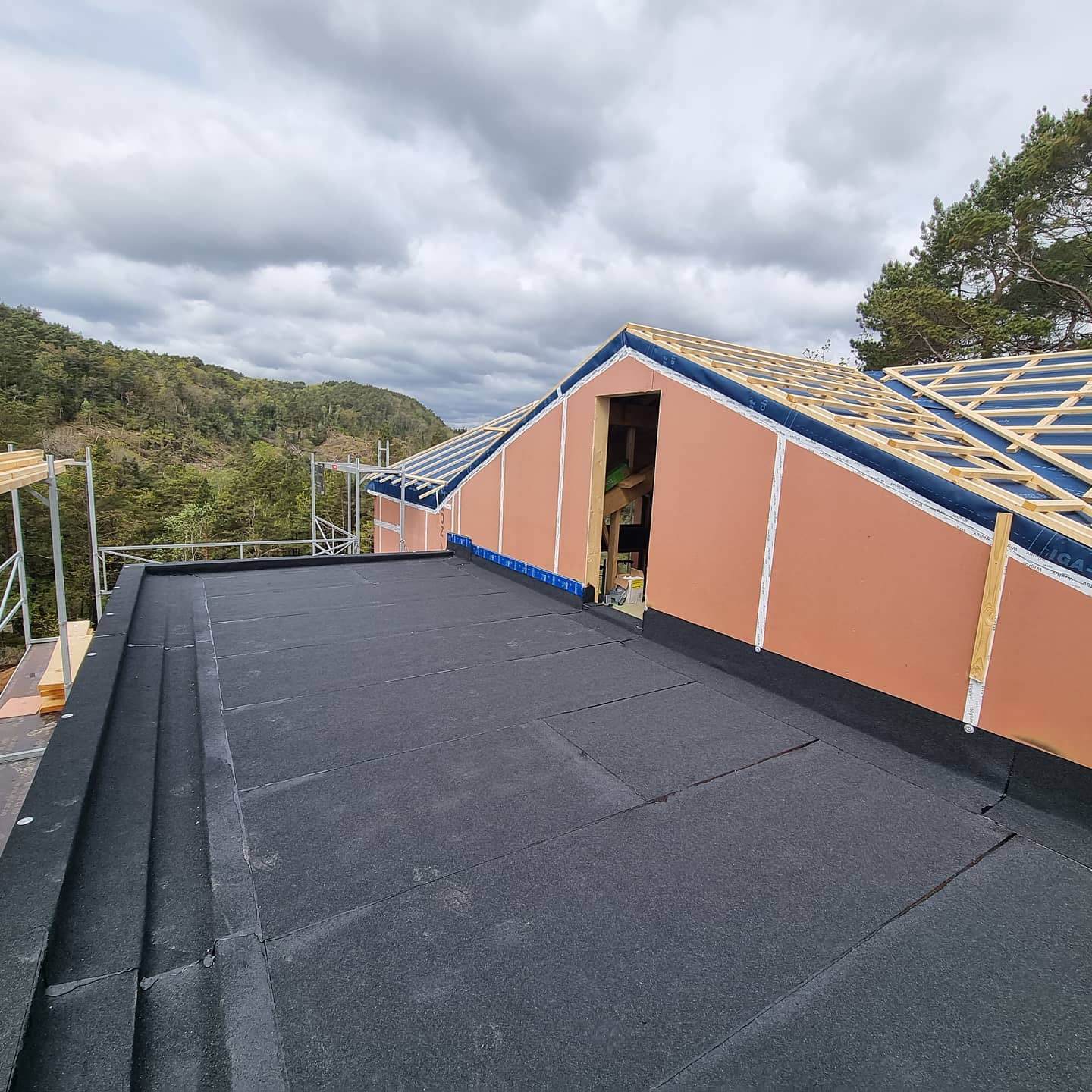 Tekket en terrasse i Mandal idag. Denne er tekket med Mataki Krystallsort.