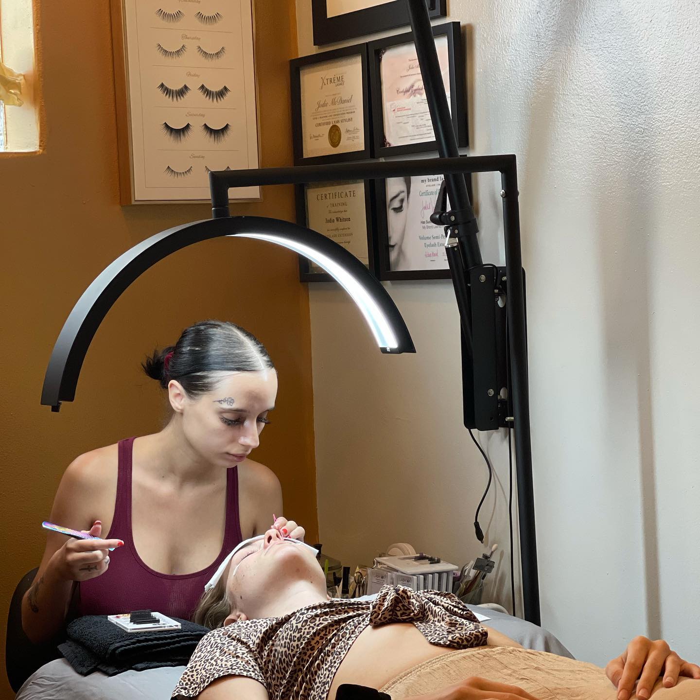 Second day of training ! Maycie is working on her model. She is doing awesome!! 🔥🙌🏻👏🏻 @mayciem_ .
.
.
.
.
#lashartistinthemaking #lash #lashextensions #volumelashes #volumelashes♥ #artist #classiclashes #hybrid #hybridlashes #megavolumelashes #entrepreneurlife #summervibes #scottsdaleaz #scottsdale #oldtownscottsdale #mystudio #lashtrainer #masterlashartist