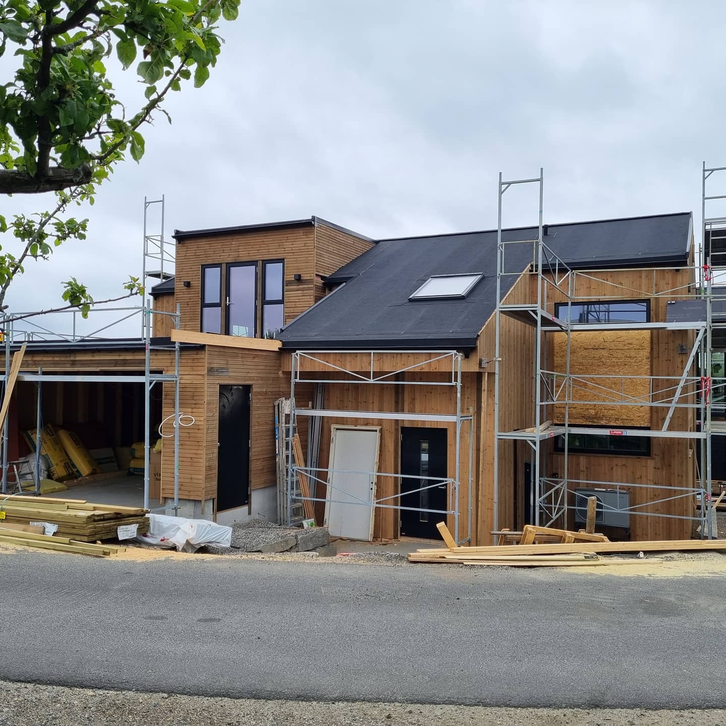 En travel uke avsluttes med ferdigstillelse av taktekkingen på denne boligen. Ønsker alle våre følgere og kunder en riktig god helg!