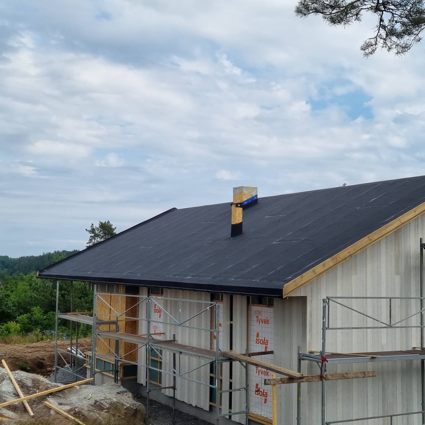 Etter nok en travel uke der vi har tekket over 1200m2 med tak rundt forbi på det glade sørlandet, gir vi oss en god klapp på skuldra, og ønsker alle våre følgere og ikke minst kunder en skikkelig god helg!