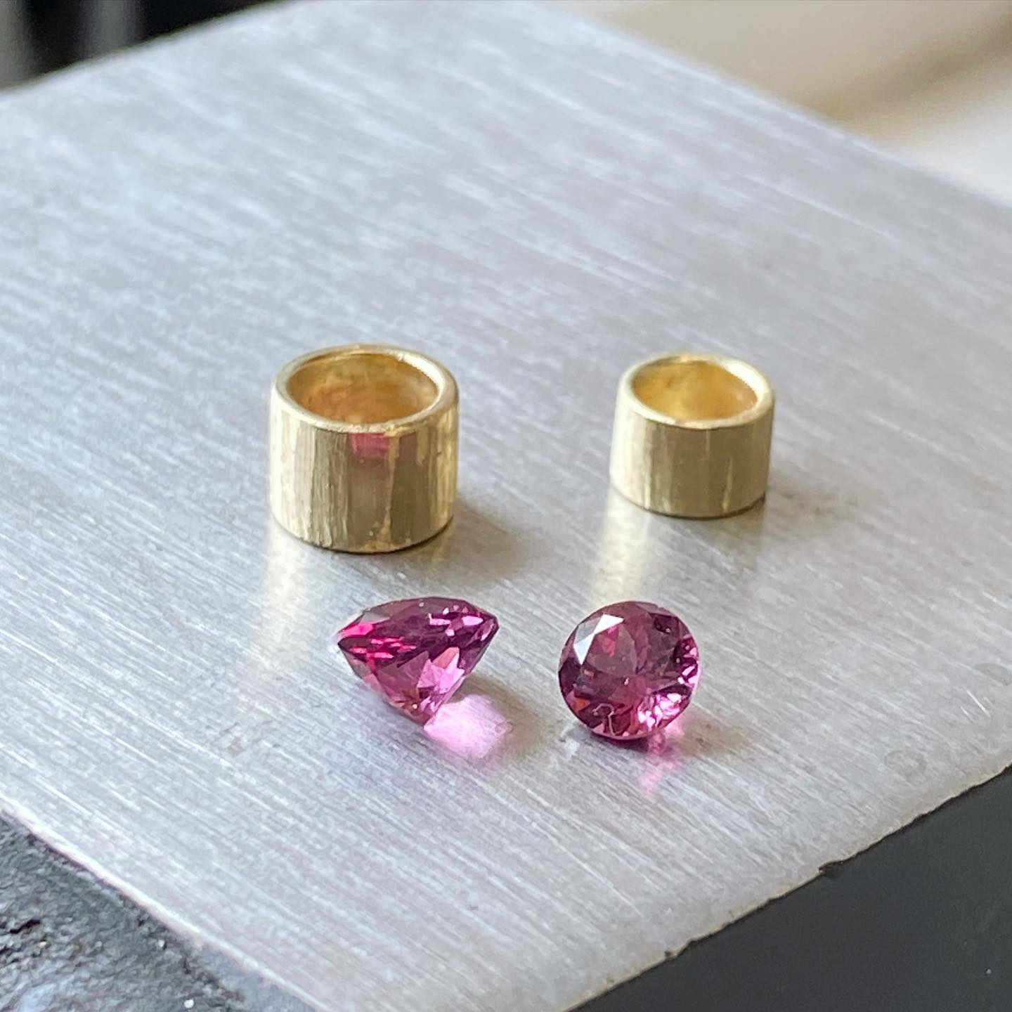 Glowing Bright!
Garnet, In The Netherlands we call it ‘Granaat’ which means the same as grenade, A mind blowing story,…
This is: Malaya Garnet, which is a gemological varietal name for light to dark slightly pinkish orange, reddish orange, or yellowish orange garnet. It is found in east Africa, in the Umba Valley bordering Tanzania and Kenya.
#benchjeweler #malayagarnet #finegems #treasure #garnetjewelry #freshdesign #metalsmith #onthebench #jewelrymaking #studiojewellery #workinprogress #handmadejewelry #designermaker #jewellersofinstagram #edelsmid #nieuwsieraad #handgemaakt #ambacht #juwelenopmaat #goudsmid #ateliersmeijsters