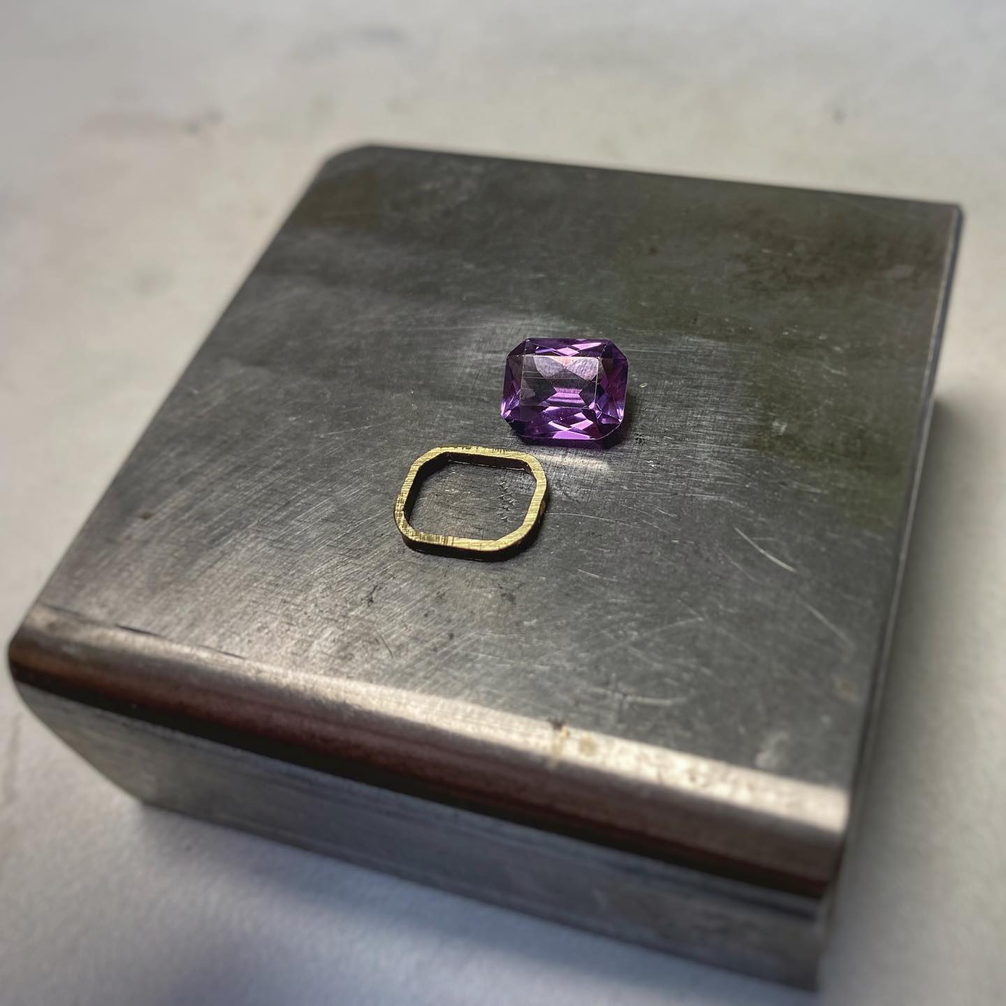 Inherited Amethyst, when it’s finished I post the result! What’s your guess…… ring, bracelet, pendant…
#remodeling #upcycle #recycle #amethyst #jewelrydesigner #goldjewellery #sentimentalgems #bespokejewellery #jewellerydesign #gedragengoud #trouwringvermaken #edelsmid #diamant #oudgoud #nieuwsieraad #dierbaar #handgemaakt #ambacht #juwelenopmaat #goudsmid #ateliersmeijsters
