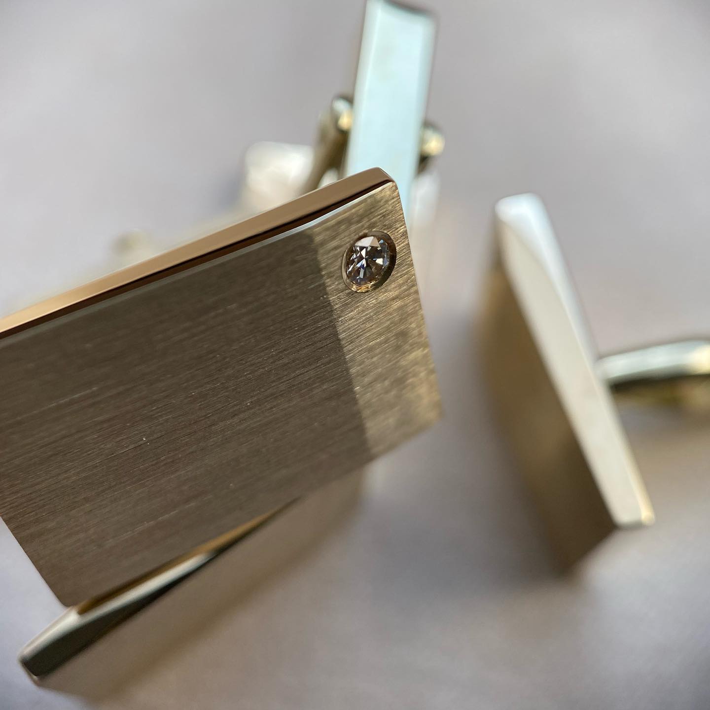 Sleek design Cufflinks.
The making of is delivered as a three part series on my Reel.
#instasmithy #jewelrydesign #modernjewellery #cufflinks #customcufflinks #cufflinksdesign #mensjewelry #accesoriesformen #contemporaryjewellery #uniquejewelry #uniekcadeau #cadeauinspiratie #cadeauvoorhem #manchetknoop #manchetknopen #ateliersmeijsters