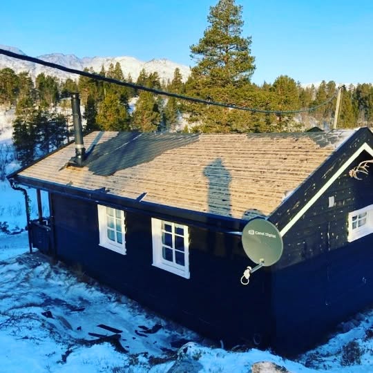 En uheldig hytteeier fikk taket sitt blåst av i stormen.
Her har vi lagt nytt tak med skrifergrå farge 🙂