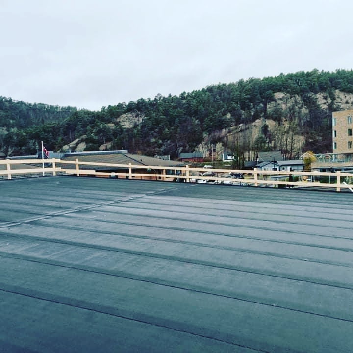 Jula nærmer seg, og mye skal være tett før den tid 🙂 Så vi 'gønner' på videre!💪 -Mye latter og dårlig humor gjør arbeidsdagen enklere! 😄