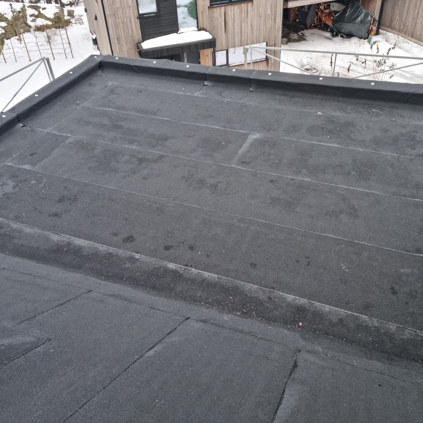 Til tross for det dårlige været rundt forbi og en god dose arbeidsinnsats ble en bolig til tett💪