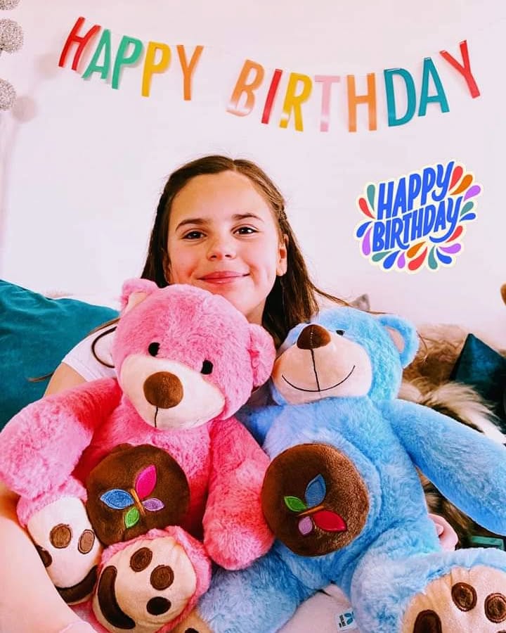 Princesse Nélia en mode câlinothérapie 😍 Un joyeux et lumineux anniversaire à toi petit Ange 😇🥳