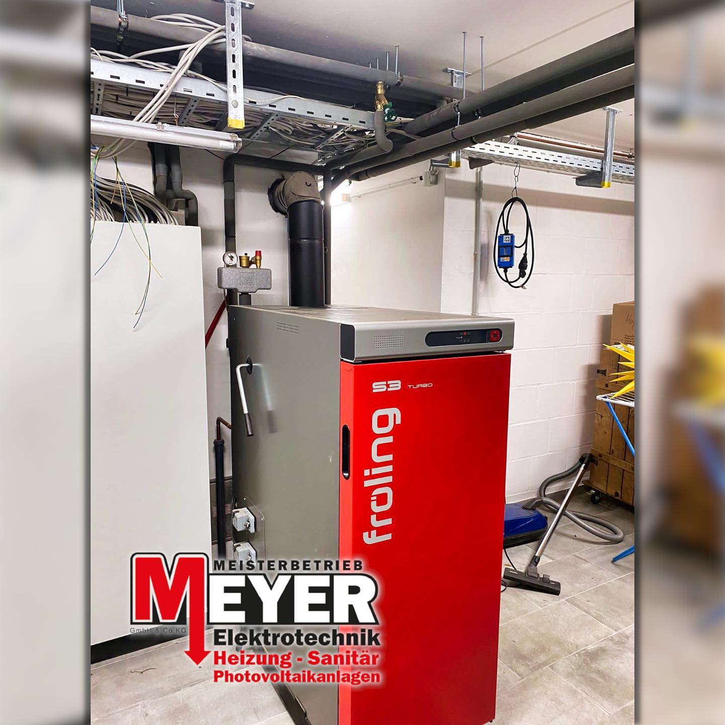 Kürzlich haben wir eine neue Heizungsanlage errichtet. Installiert wurde ein 20kW Scheitholzvergaseranlage von der Firma Fröling in Kombination mit einer Weißhaupt Gas-Brennwerttherme. Unterstützt wird diese Anlage durch eine Solarthermieanlage zur Brauchwasserbereitung.
@froeling_heizkessel #heizung #fröling #scheitholzkessel #gasbrennwerttherme #solarthermie