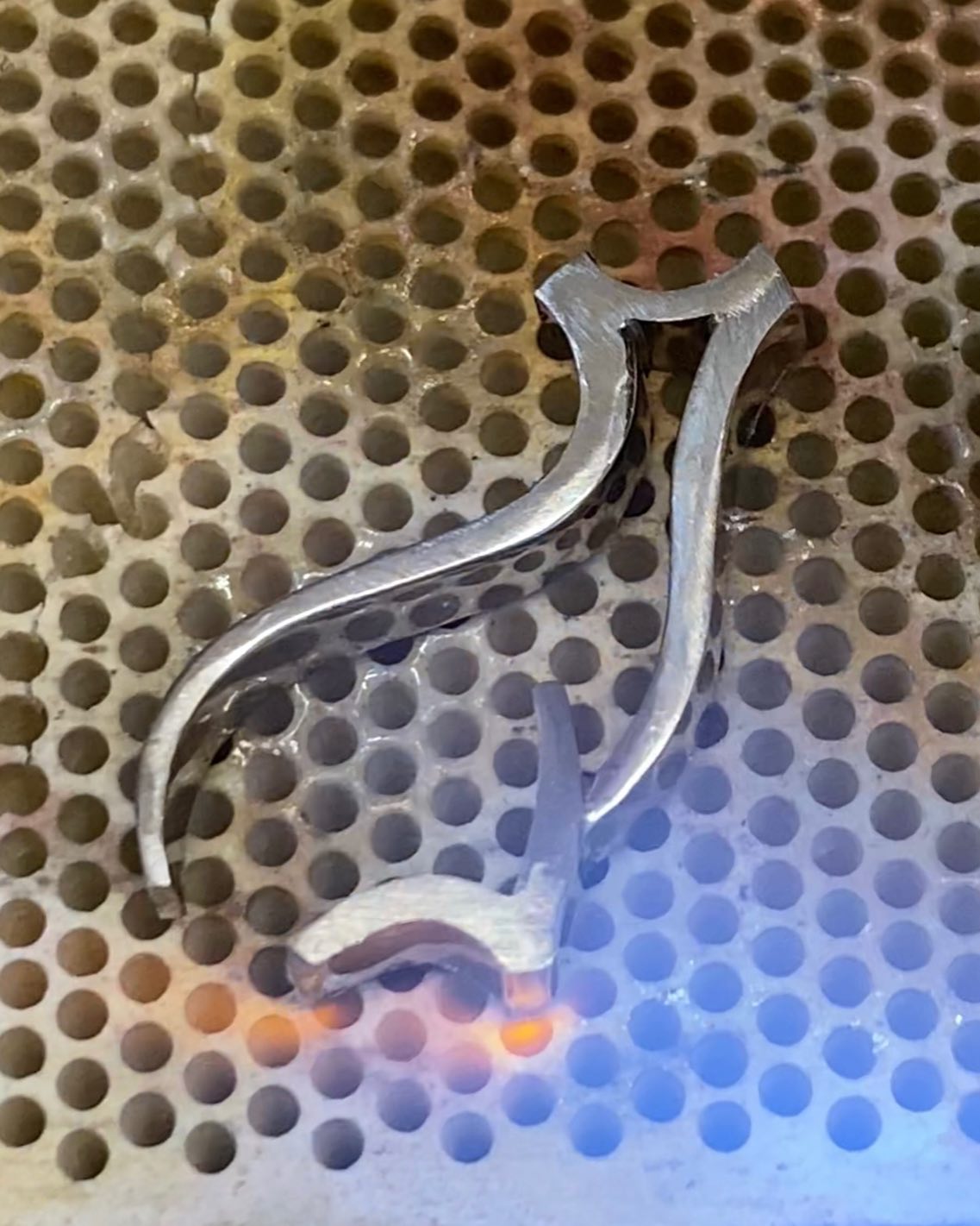 Heat this 'cat' shape before soldering. So that the flux adheres well.
#solderingjewelry #customjeweler #finecraftsmanship #jewelerymaker #makersgonnamake #workinprogress #onmybench #playingwithfire #makerslife #solderedjewelry #cat #goldsmithing #catjewelry #instasmithy #catsagram #catsofig #goudsmid #kat #ateliersmeijsters