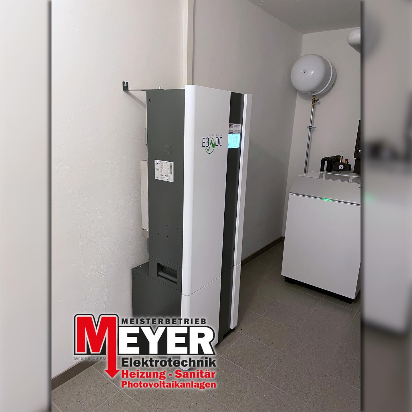 Hier ein Bild eines E3DC S10 E Compact. Mit solch einem Hauskraftwerk haben Sie die Möglichkeit, ihren erzeugten Strom auch dann zu nutzen, wenn die Sonne untergegangen ist.
Die Notstromfunktion lässt Sie außerdem im Falle eines Stromausfalls nicht nur ihr Licht nutzen oder ihr Handy laden sondern ihr Haus normal weiter betreiben.
#pvanlage #pvspeicher #blackout #notstrom #e3dc #e3dcspeicher #strompreise #stromanbieter