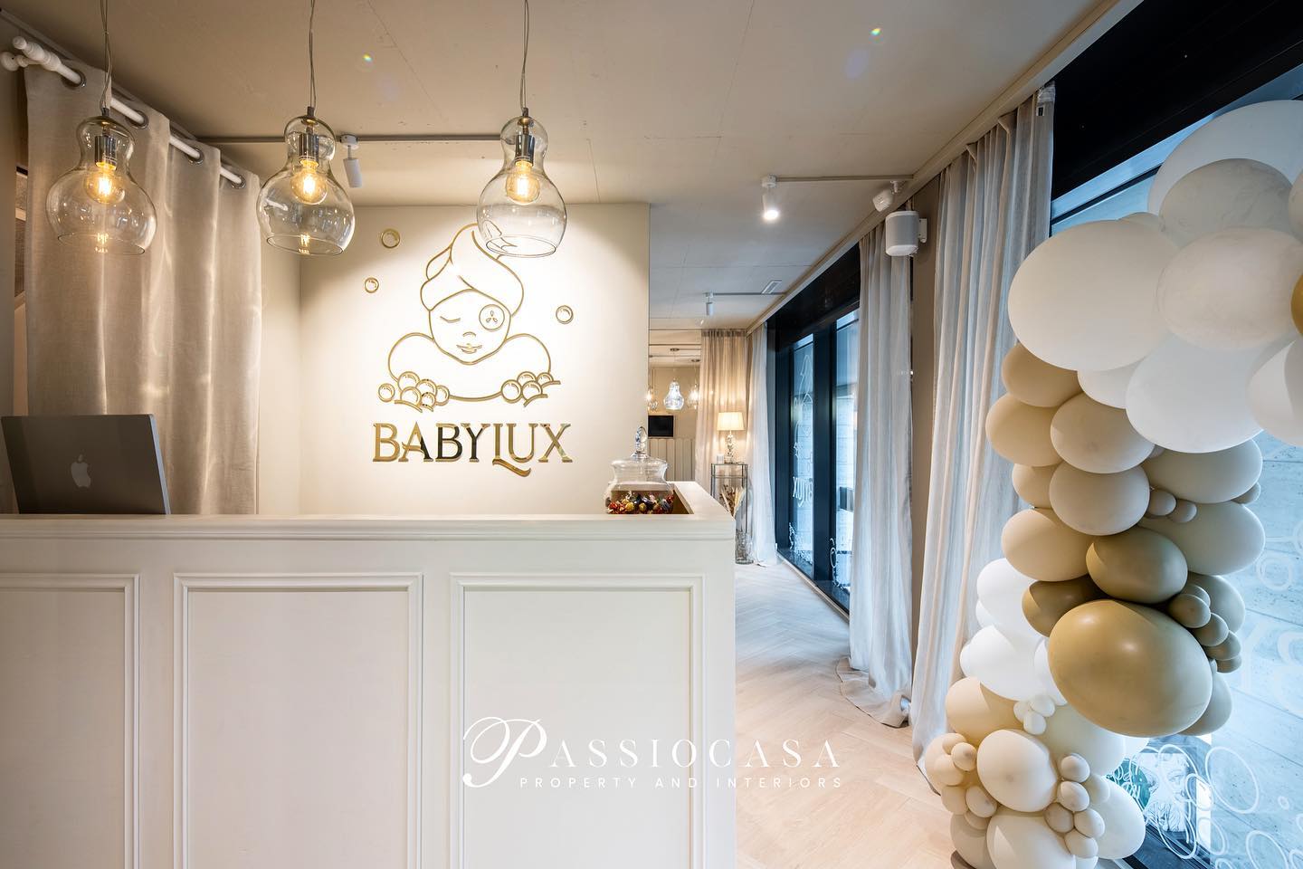 AFTER: Das Baby Spa @babylux.spa nachdem wir es umgebaut und designt haben.
Mit viel Hingabe und Leidenschaft haben wir uns auf jedes Detail geachtet und das BabySpa zu einer wohlfühl Oase gemacht.
#passiocasa #interiordesign #project #babyspa #innenausbau #umbau #neubau #konzept #farbkonzept #materialkonzept #passion #leidenschaft #homestyling #homes
#bauleitung #projektleitung #innenarchitektur #beforeandafter #schlieren #limmatstadt #zürich #beautystudio #redesign #lashesstudio #propertyandinteriors #interior
#immobilien #realestate #switzerland #welovewhatwedo @pamelabaumann_