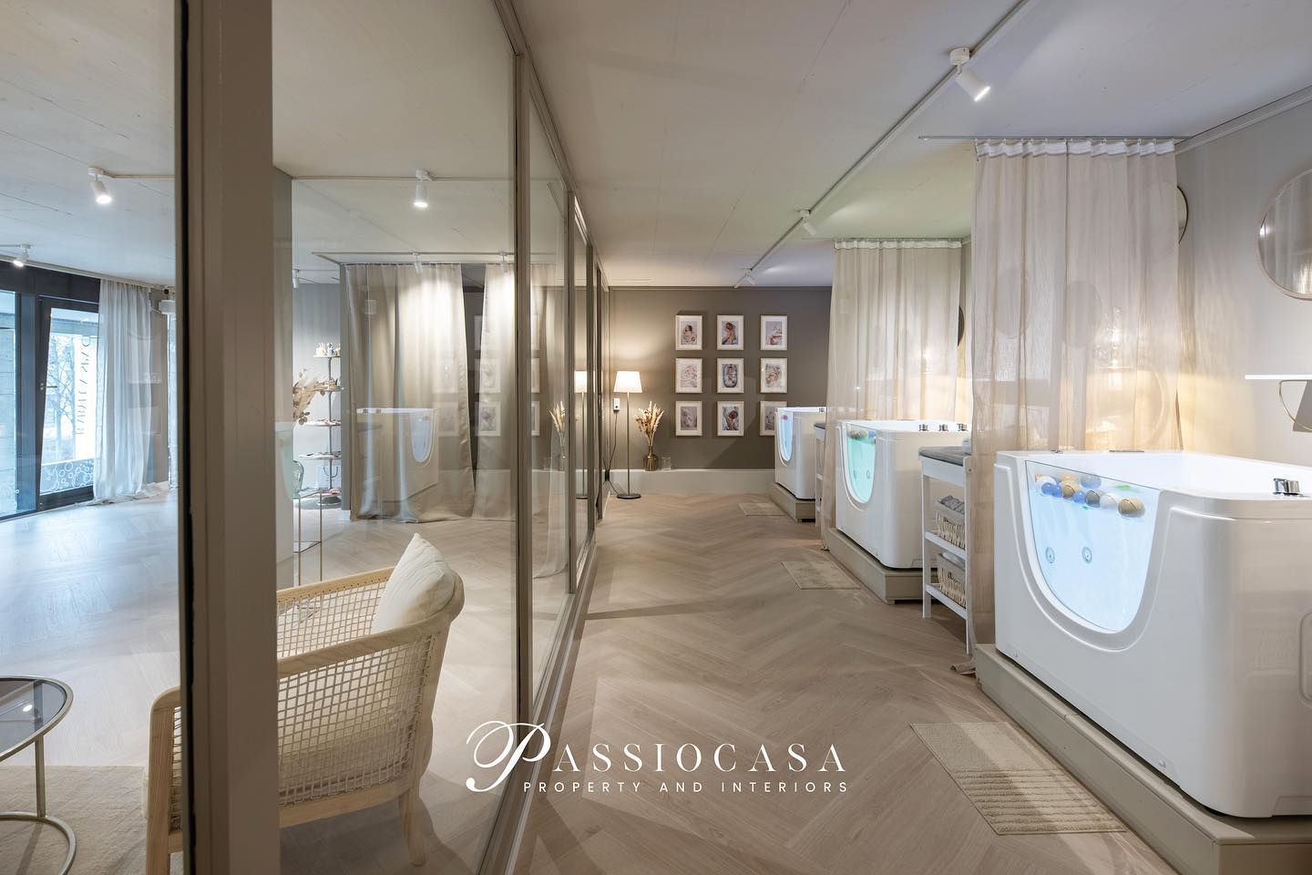 AFTER:
Wohlfühloase @babylux.spa
#passiocasa #interiordesign #project #babyspa #innenausbau #umbau #neubau #konzept #farbkonzept #materialkonzept #passion #leidenschaft #homestyling #homes
#bauleitung #projektleitung #innenarchitektur #beforeandafter #schlieren #limmatstadt #zürich #beautystudio #redesign #lashesstudio #propertyandinteriors #interior
#immobilien #realestate #switzerland #welovewhatwedo @pamelabaumann_