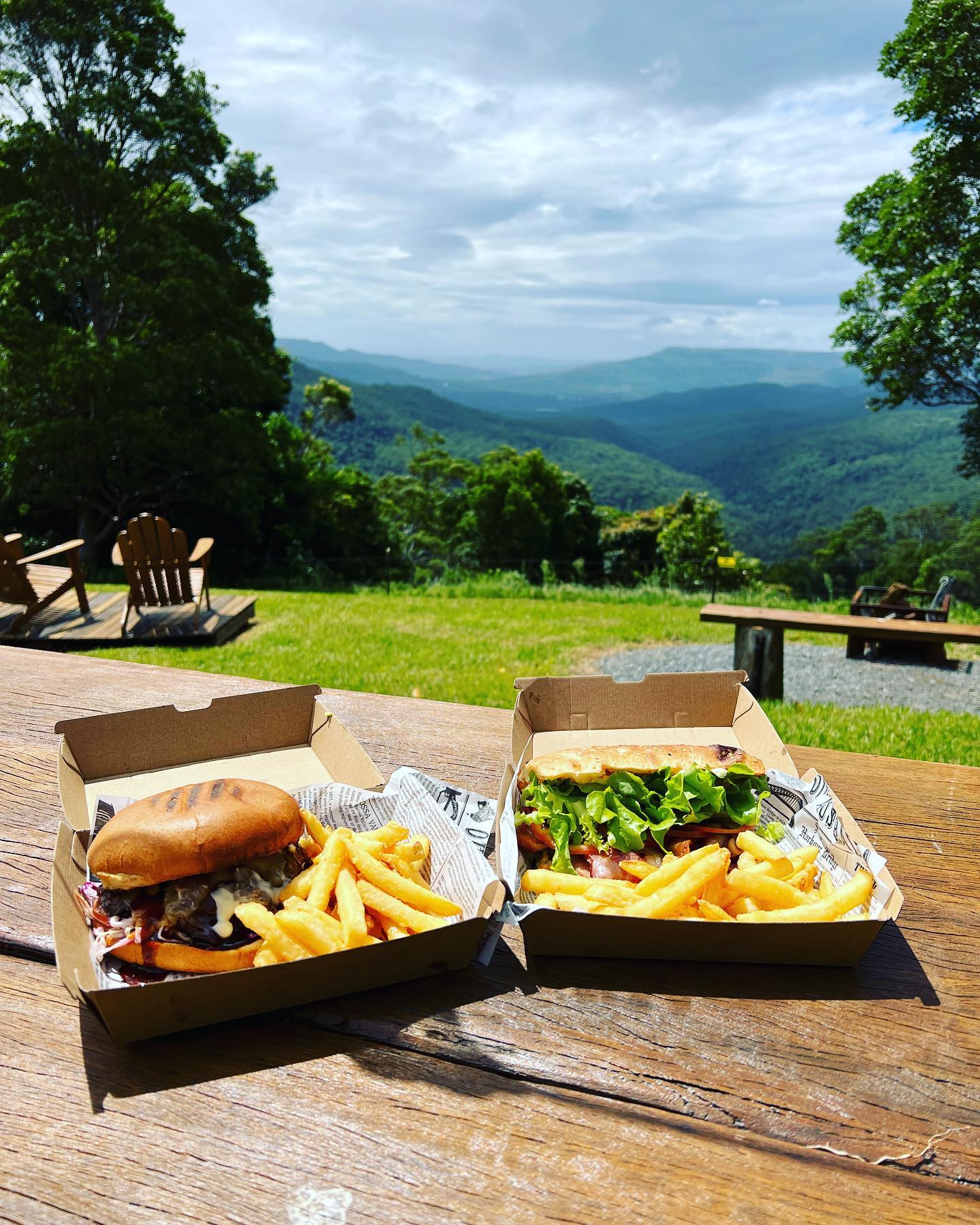 While enjoying your stay at Fyrefly, visit one of Beechmont’s popular cafe’s for breakfast or lunch. @flyingbean_cafe 👌
#flyingbeancafe #lunch #breakfast #beechmont #scenicrim #lookout #fyreflyretreat #weekendgetaway #rosinslookout