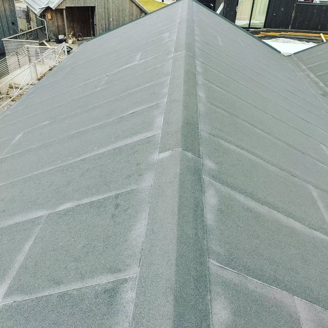 Våren er i lufta, og vi koser oss på taket 😎 God helg til alle!