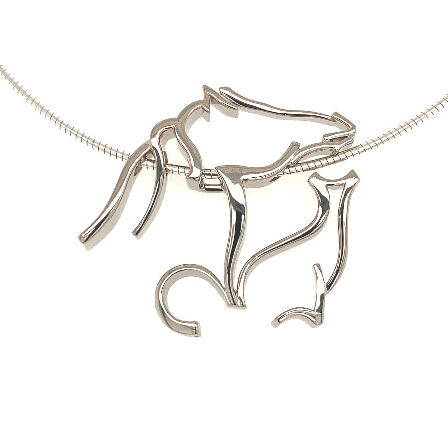 Custom made Pendant featuring a golden horse and cat, where jewelry becomes a story.
#uniquejewelry #jewelryjournal #artjewelry #uniquependant #luxuryjewellery #edelsmid #sieraadontwerper #sieraadontwerp #jewellerylover #handgemaaktesieraden #handmadejewelry #bespokejewelry #juweelontwerp #juwelen #masterpiece #goldhorse #horsejewelry #horsejewellery #horselover #horsependant #catandhorse #horseart #lovehorses #artjewellery #ateliersmeijsters