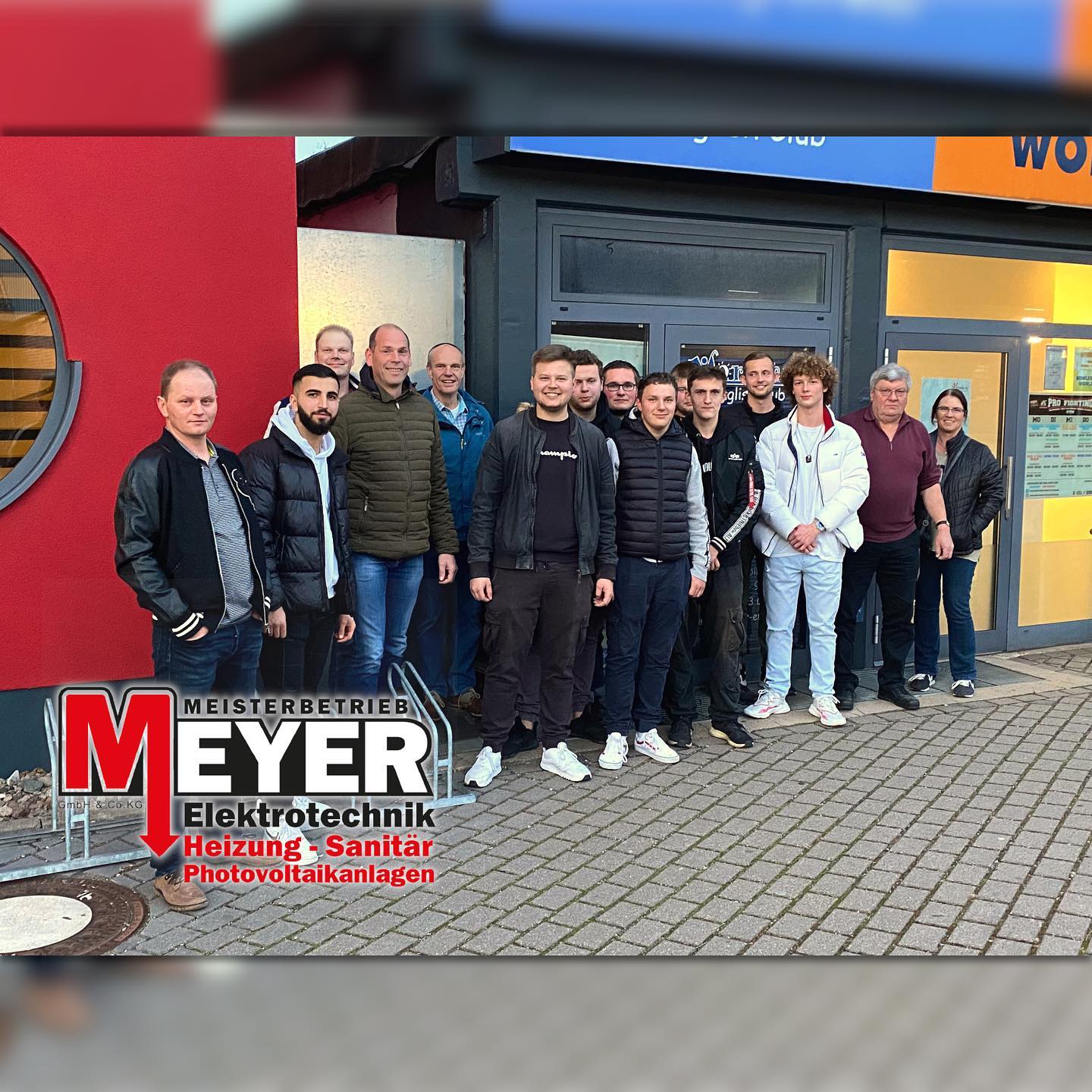 Ein Grund, warum wir ein so gutes Team bilden, sind unsere zahlreichen Team-Building Maßnahmen. Hier als Beispiel, waren wir mit versammelter Mannschaft bowlen. Solche Abende steigern unsere Fähigkeiten als Gruppe sehr.