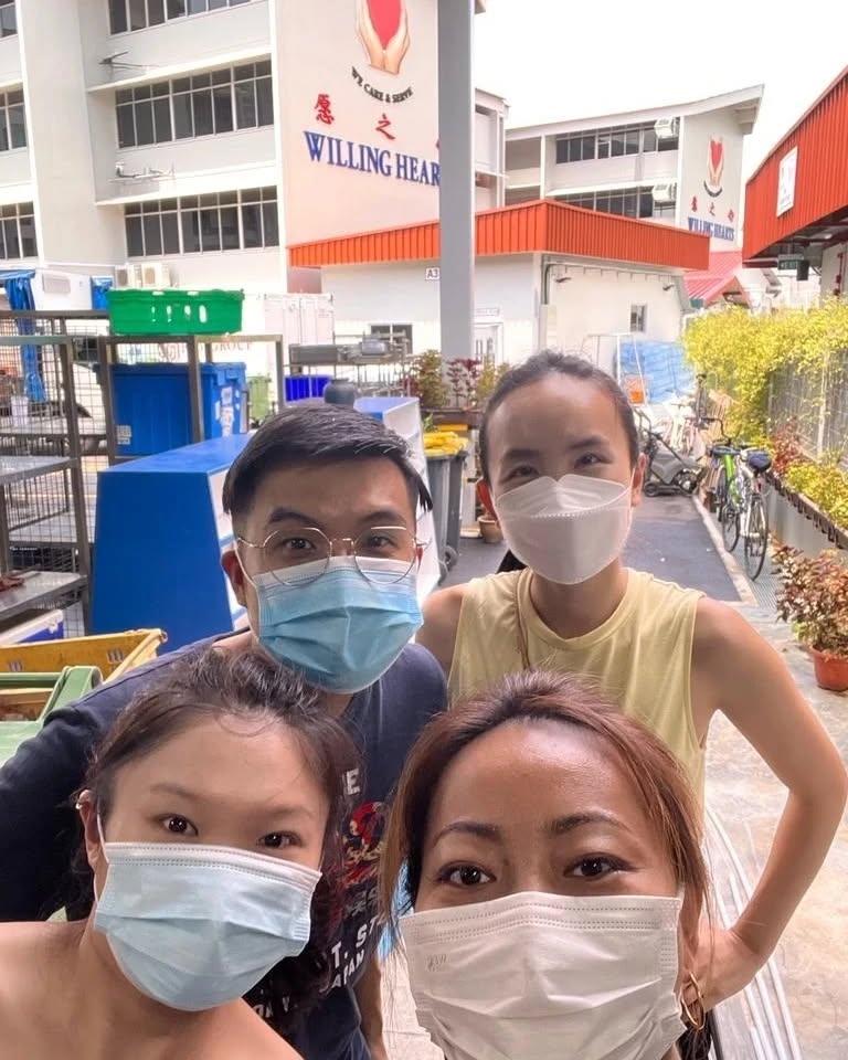 Volunteering at @willinghearts_sg to care and serve the needy. Fun and memorable experience with people we care!
@aileenlin__
@maywathon
@lynettewlx
@desmond_looi
#dlalifestyle #willinghearts #careandserve #volunteering