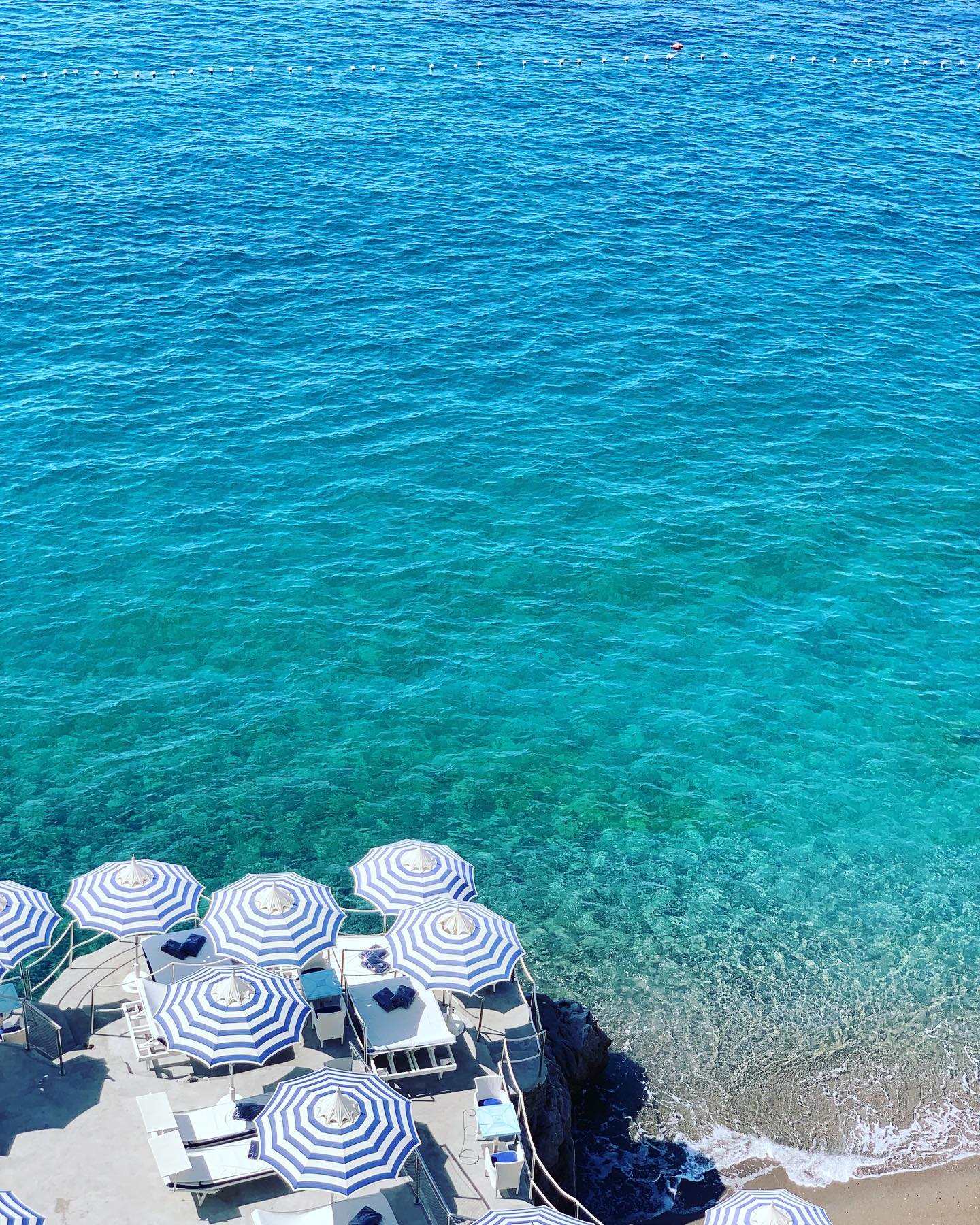 There is nothing like travel to whet the appetite. Lucky me to be holidaying on the Amalfi Coast taking inspiration from each and every moment - itās literally picture perfect at every turn. Beach house decorating dreams are running amok.