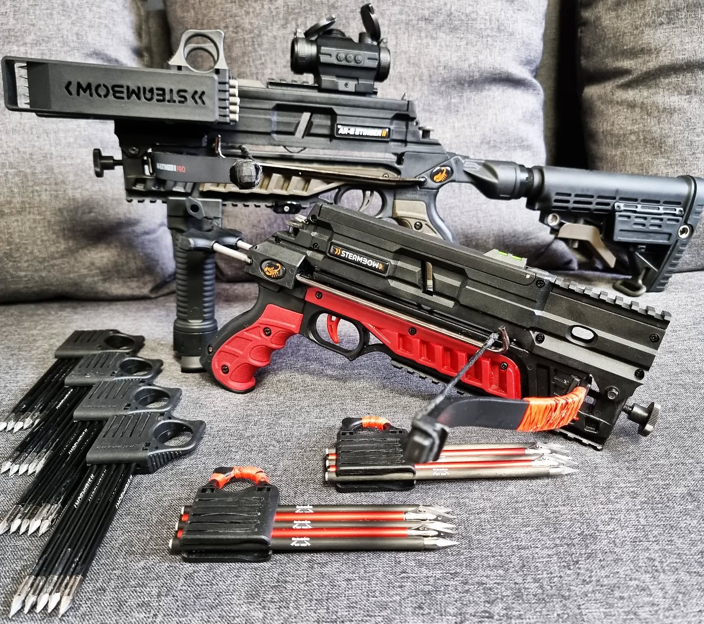 🇩🇪Die AR6 STINGER II von @steambow
ist zur Zeit meine absolute lieblings Magazin-Armbrust.
Ich besitze beide Mag-Varianten: Tactical und Compact.
Durch das modulare System ist die Stinger ist extrem vielseitig und kann zwischen 35 und 90 lbs geschossen werden.
Auf dem Bild seht ihr die beiden Schwergewichte: 80 lbs PRO von der Stinger 1 und 90 lbs PRO.
Ja... 80 Pfund in der Compact (umwickelt, weil das grüne PRO nicht zum colorkit passt)😂
Geht, macht aber nicht so viel Spaß, weil nach 50 Schuss der Arm weh tut 😅
In Kürze geht's mit der Compact auf den 90er Bogen... @reinirossmann ich zähle auf dich 😁
Aber bitte die Bodkins, die blauen kann ich ja mit dem 90er nicht schießen 😉
🇺🇲The AR6 STINGER II by @steambow
is currently my absolute favorite magazine crossbow.
I own both mag variants: Tactical and Compact.
Due to the modular system, the Stinger is extremely versatile and can be shot between 35 and 90 lbs.
In the picture you can see the two heavyweights: 80 lbs PRO from Stinger 1 and 90 lbs PRO.
Yes... 80 pound in the Compact (wrapped because the green PRO doesn't match the colorkit) 😂
It works, but it's not that much fun because my arm hurts after 50 shots 😅
The Compact will soon be on the 90 sheet... @reinirossmann I'm counting on you 😁
But please, the bodkins, I can't shoot the blue ones with the 90 😉
#stingerii #compact #stinger2 #tactical #crossbow #xbow #crossbowmagazine #steambow #ar6 #armbrust #armbrustschiessen #archery #bogensport #bogenschießen #bowshooting #90lbs #80lbs