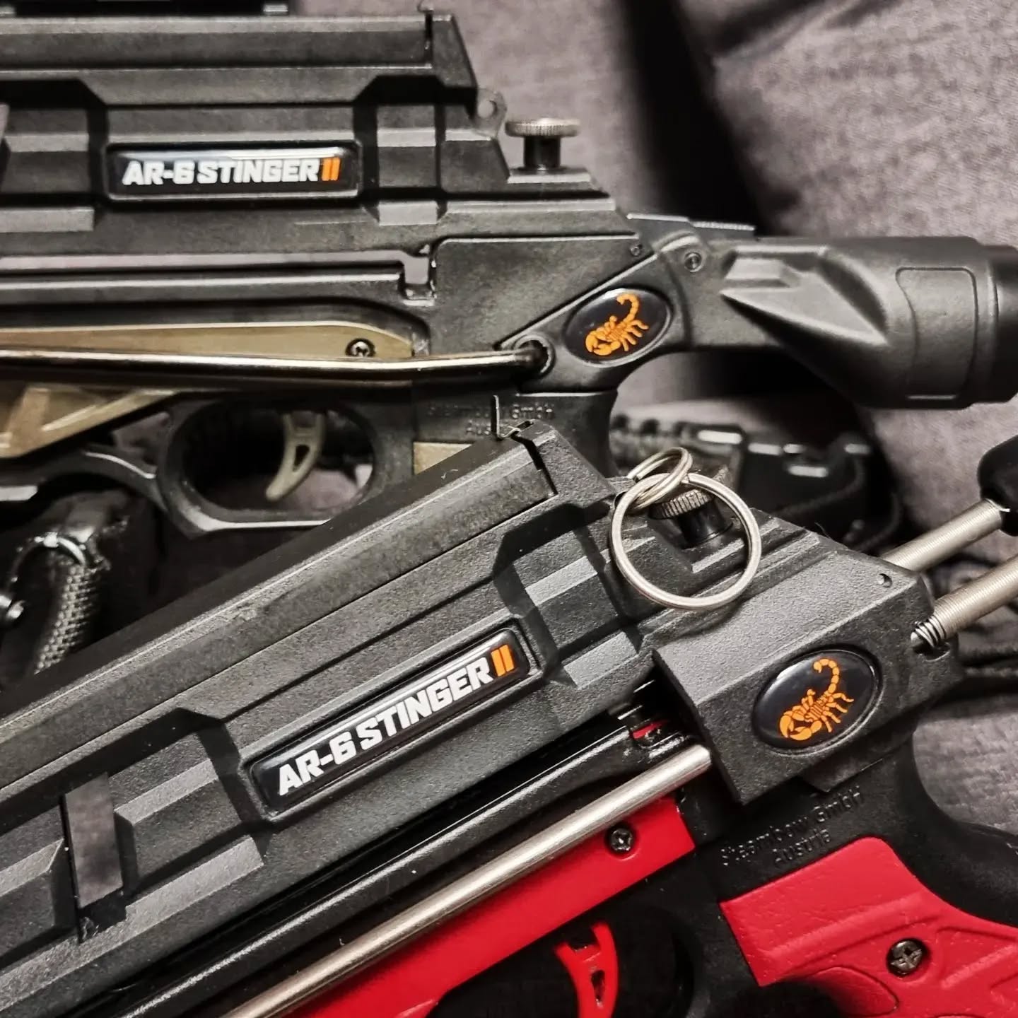 🇩🇪STINGER II @STEAMBOW
Bei beiden Modellen habe ich Daumenschrauben anstelle der regulären Inbus Schrauben verbaut, damit ich schnellen Zugang zu Sehne und Schiene habe. Das macht Pflege und Kontrolle der Sehne super einfach.
Außerdem habe ich auch die Wurfarmfixierung eine Daumenschraube. Durch den Vladmod passt die Stinger dann in so gut wie jeden Rucksack.
🇺🇲STINGER II @STEAMBOW
On both models, I used thumbscrews instead of the regular Allen screws for quick access to the string and frame. This makes maintenance and control of the tendon super easy.
I also have a thumb screw for the limb fixation. With the Vladmod, the Stinger then fits in almost every backpack.
#crossbow #xbow #steambow #Stinger2 #stinger #stingerii #gunsofinstagram #guns #gunsdaily #freegun #armbrust