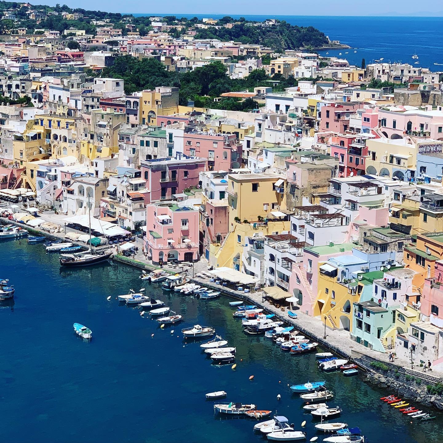 No beige on beige (or grey on grey) in this town - gelato š§ colours reign supreme. So joyful and uplifting. #havefunwithcolours #coloursofprocidaisland