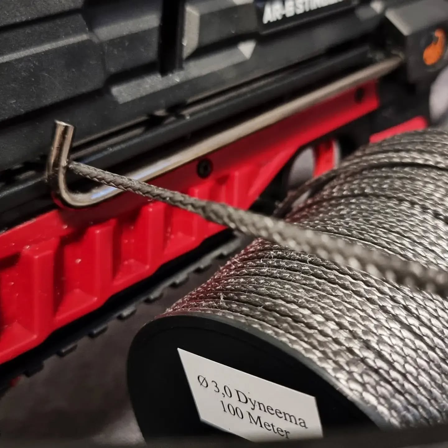 🇩🇪Früher baute man Pfeile und Bolzen aus Holz und Stahl, heutzutage nutzt man Aluminium und Carbon. Genau so haben sich über die Jahrhunderte auch die Wurfarme weiterentwickelt. Von Schloss, was früher die Nuss war, bis hin zu damals offenen visierung zu modernen Scops, Red-Dots und jegliches Picatinny Zubehör. Alles an der Armbrust entwickelte sich weiter, nur eben nicht die Sehne.
Vielen Dank an @jorg.sprave , den Entdecker der "Dyneema-Sehne"! Ich habs getestet und kann sagen: einfach nur der Hammer! Ein wahrer game changer.
Mehr Infos, Test und Anleitungen zu Dyneema folgenden in den kommenden Postings und Storys.
🇺🇲🇺🇲🇺🇲
Arrows and bolts used to be made of wood and steel, but nowadays aluminum and carbon are used. This is exactly how limbs have evolved over the centuries. From the lock, which used to be the nut, to the then open sights to modern scopes, red dots and any Picatinny accessories. Everything about the crossbow evolved, just not the string.
Many thanks to @jorg.sprave , the discoverer of the "Dyneema String". I tested it and can say: just awesome! A true game changer.
More information, tests and instructions for Dyneema will follow in the coming posts and stories.
#xbow #crossbow #stinger2 #AR6 #archery #archer #armbrust #crossbowtuning #steambow #xbowstring #dyneema #kanirope #lifehack #blackred #splicing #splicingrope #slingshotchannel #jörgsprave #steambowstinger