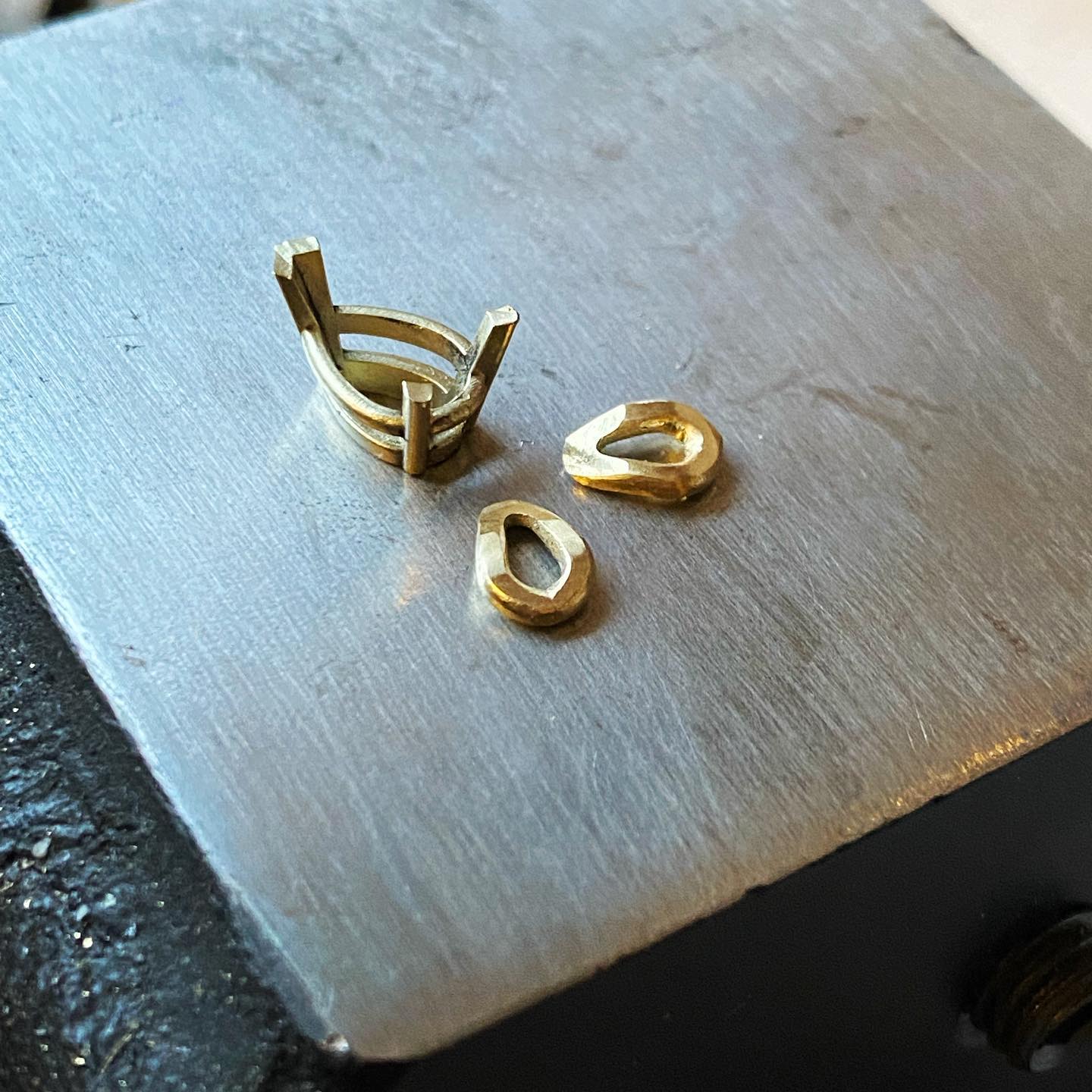 Warm, Yellow Gold ✨
#pendant #yellowgold #onmyanvil #metalsmith #handmadejewelry #goldsmith #instasmithy #jewelleryaddict #jewelrydesign #jewelrystyle #jewelrydesigner #benchjeweller #howitsmade #jewellerymaking #howitsmadematters #jewelrymakingtechniques #metalsmith #goudsmidatelier #goudsmid #ateliersmeijsters