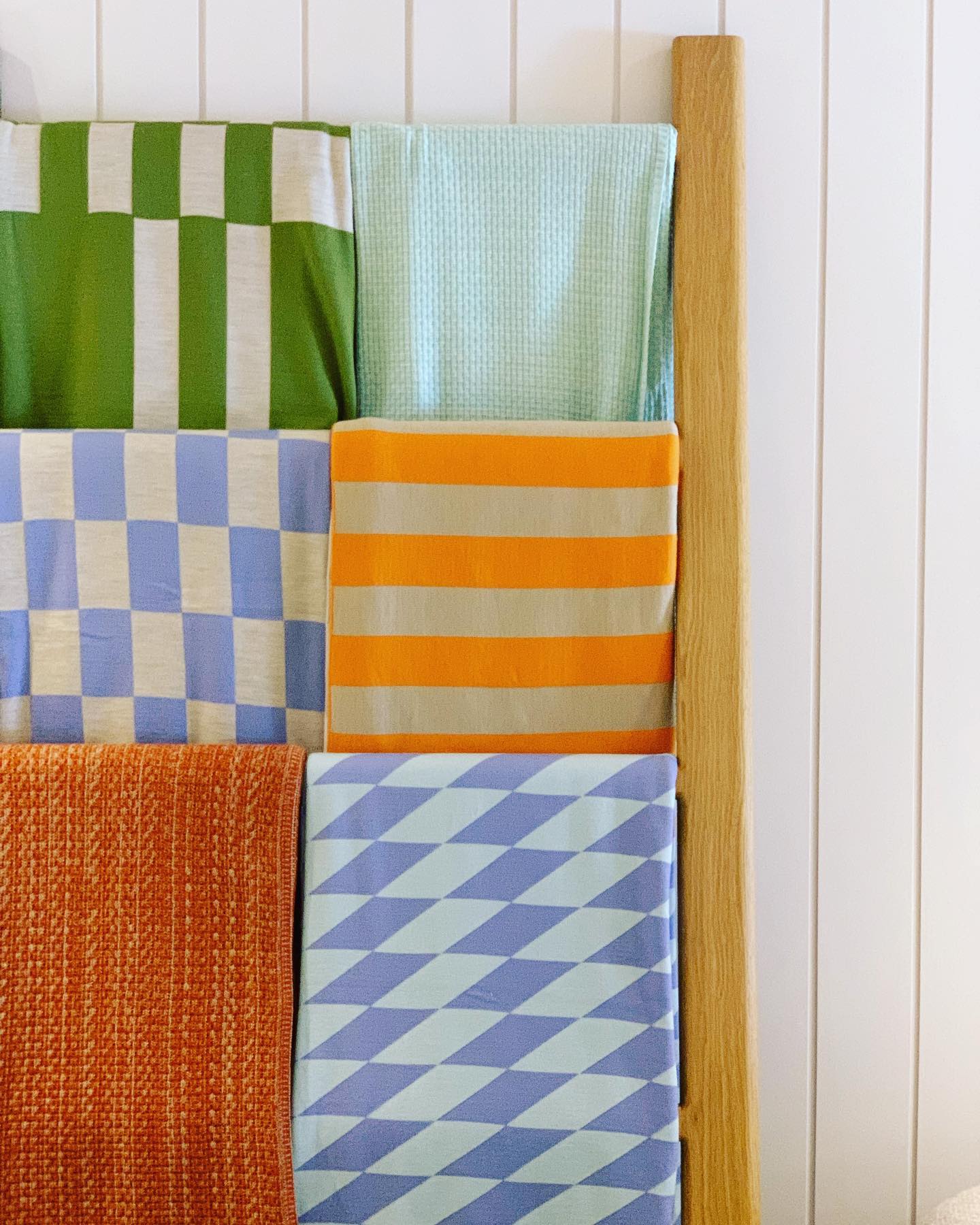 Crushing on these gelato coloured throws spotted @jardanfurniture could easily take one in every design #colourcrush #sydneyinteriordesigner #sydneyinteriors #banthebeige #northshoredecorator