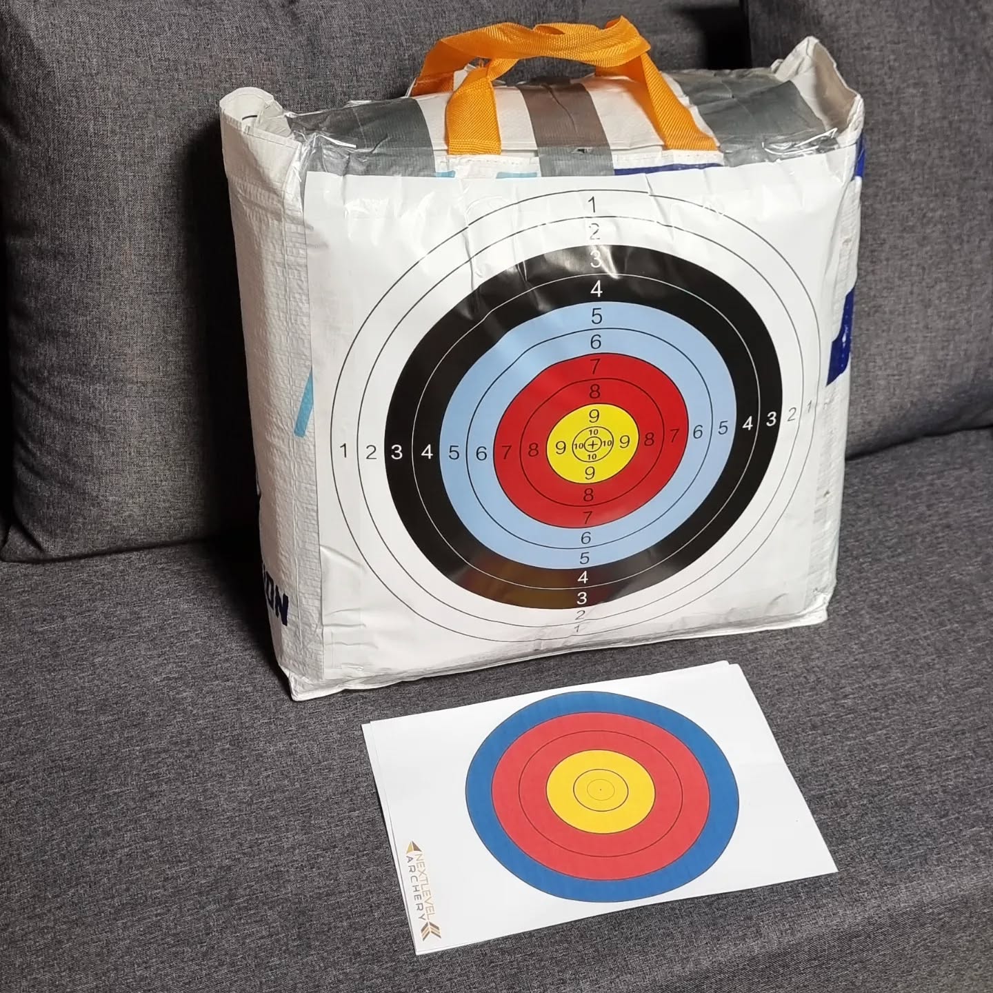 Meine Zielscheibe für die Geräte ab 130 lbs und WhipShot oder andere starke Bögen: Ein selbstgebauter Schießsack. Man nehme 2 große, robuste Einkaufstüten und 10kg Presslumpen.
Das ganze mit Panzertape fixieren, eine Zielscheibe aufkleben und fertig ist eine günstiger und langlebiger Schießsack.
Video Anleitung folgt im nächsten Beitrag.
🇺🇲 My target for devices with more than 130 lbs and WhipShot or other strong bows: A homemade shooting bag. Take 2 large, sturdy shopping bags and 10kg of pressed rags.
Fix the whole thing with duct tape, stick on a target and you have a cheap and durable shooting bag.
Video instructions will follow in the next post.
#archersofinstagram #archery #target #ziel #zielscheibe #schießsport #schießsack #armbrust #crossbow #bow #xbow #targetbow #targetshooting #diy #bogensport #bogenschießen