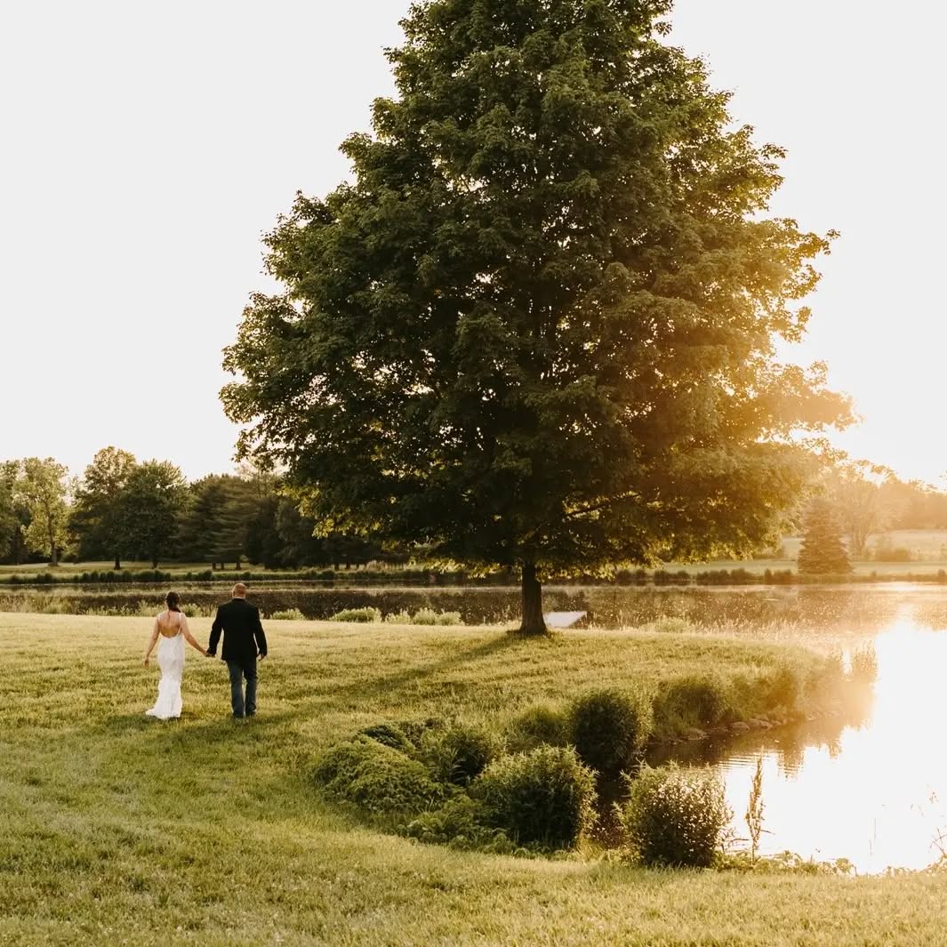 Strolling into another wedding weekend.
Time seems to be quickening. Don't forget to stop and smell the roses, they say... sure are a beautiful thing.
(Swipe for some lovely florals by @floralvdesigns )
Photos from the gorgeous wedding of @austin.greenhorn & Josh.
Photography: @meganstottsphoto
Videography: @stoneridgestudios
Florals: @floralvdesigns
Cake/ Bakery: @rachelbakesandco
Food: Graze on Catering
Makeup/ Hair: Bridal Beauty by Em
Day of Coordination: Historic White Oak Farm
