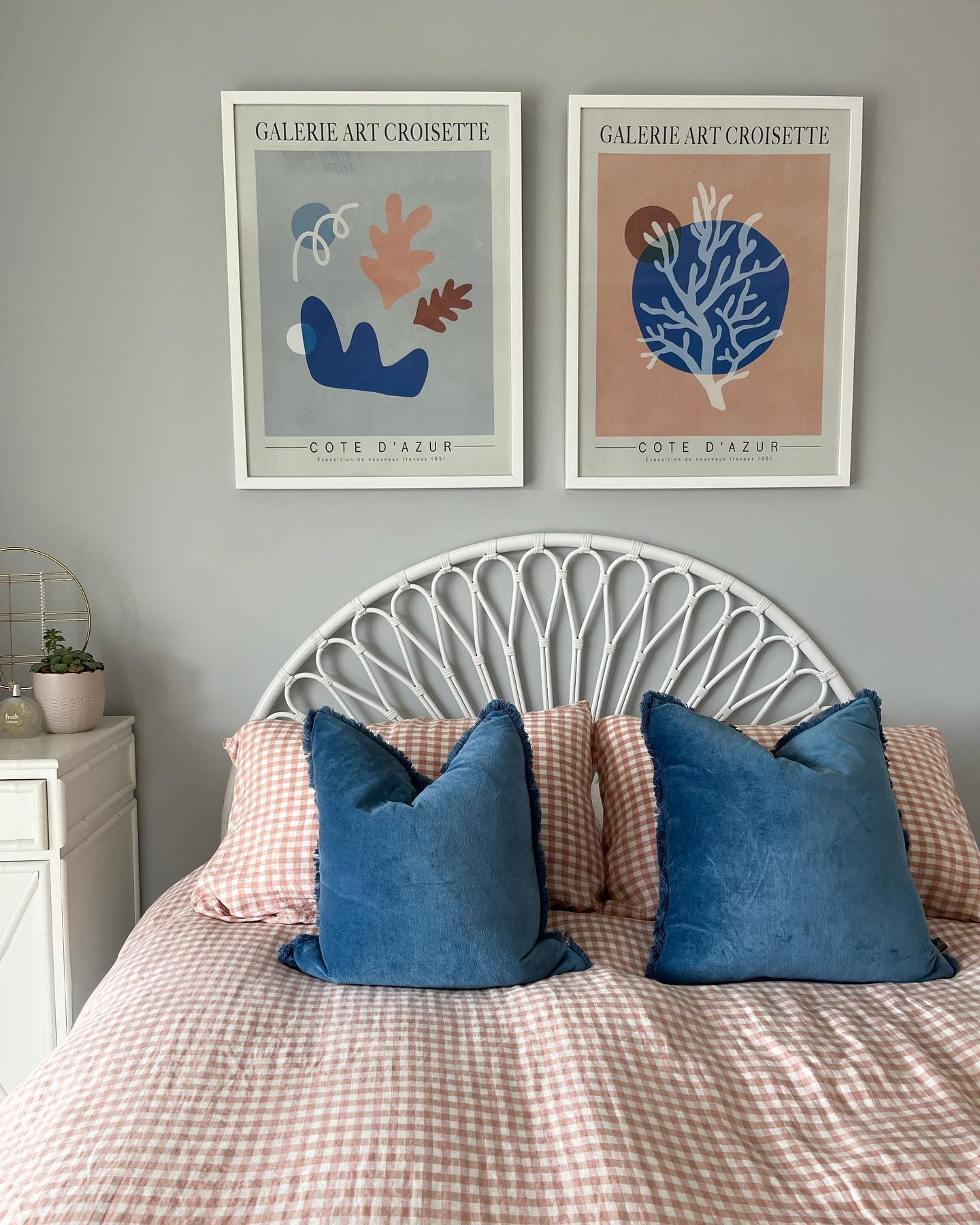 ARTWORKS || are the perfect starting point when choosing which direction to head in decorating a teen bedroom. These artworks were sourced from @freedom_australia and coordinated with beautiful organic linen from @ilovelinen and cushions from @eadie_lifestyle. Room design by @rickwardesignstudio. #sydneyinteriordesigner #northshoredecorating #beyondbeige #teenroommakeover