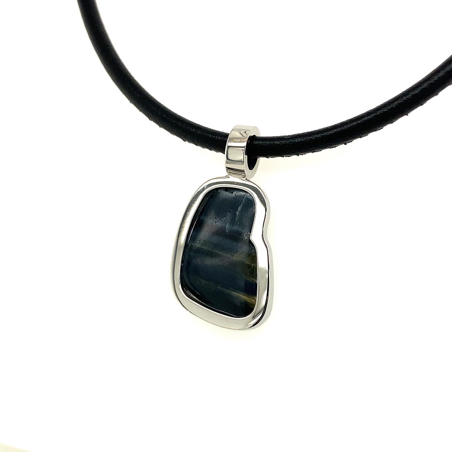 Blue Tiger Eye pendant Platinum !
#platinum #menspendant #tigereye #bluetigerseye #platinumpendant
#uniquejewelry #jewelryjournal #uniquependant #luxuryjewellery #edelsmid #sieraadontwerper #sieraadontwerp #jewellerylover #handgemaaktesieraden #tijgeroog #handmadejewelry #ateliersmeijsters
