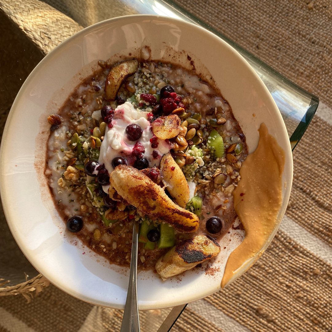 Two ways to super-charge your breakfast for hormone, skin + gut health ⬇️⬇️
Think phytonutrients - how many different colours of plant-pigments can I have in my bowl??! This is my ALWAYS rule of thumb. These colours represent unique + potent polyphenols / antioxidants that work to balance our hormones + support healthy gut bugs ✨
Organic berries are going to give you some extra vitamin C here for skin health; kiwi fruits + papaya contains natural enzymes to support digestion making them amazing choices for sensitive tummies. If you’re having a smoothie or savoury - make sure you load up on the leafy greens + avocado. And if you’re doing the toast thing - rocket/bitter-tasting greens should be your main leaf of choice to get that digestion flowing / something cute/crunchy to put over your avo-smash 💕💕
#2: Think PROTEIN - there’s no more simple way to support your wellbeing, mood, hormones balance + gut health than making sure you’re NOT starting the day with a high sugar/simple carb + caffeinated breakfast. I find many of my clients can fall into this category when we are doing their initial dietary assessment. Think of protein like the protector - it balances our blood sugar response, keeping our adrenal glands safe (our stress-hormone producing organ) and helps us to prevent insulin issues, skin inflammation + hormone imbalances. Please also keep in mind bad gut bugs LOVE sugar (AKA carbohydrates) - it’s how they survive! So make sure there is some protein in there to avoid it flowing through your blood stream willy-nilly. Protein helps to balance this response. Go for the low-GI carbs as a preference always. This one is particularly key for your acne-sufferers and will also do wonders for those who suffer from low energy in the day 🙌🏼
Best breaky proteins: think organic eggs, grass-fed collagen powder, nuts + seeds, natural nut butters. An important thing to remember: when eating vegan sources of protein it is crucial to have more than one source of protein to get your full amino-acid profile (AKA the building blocks of protein - there really isn’t much our body can do properly without all of these guys!!!) 🤍🤍