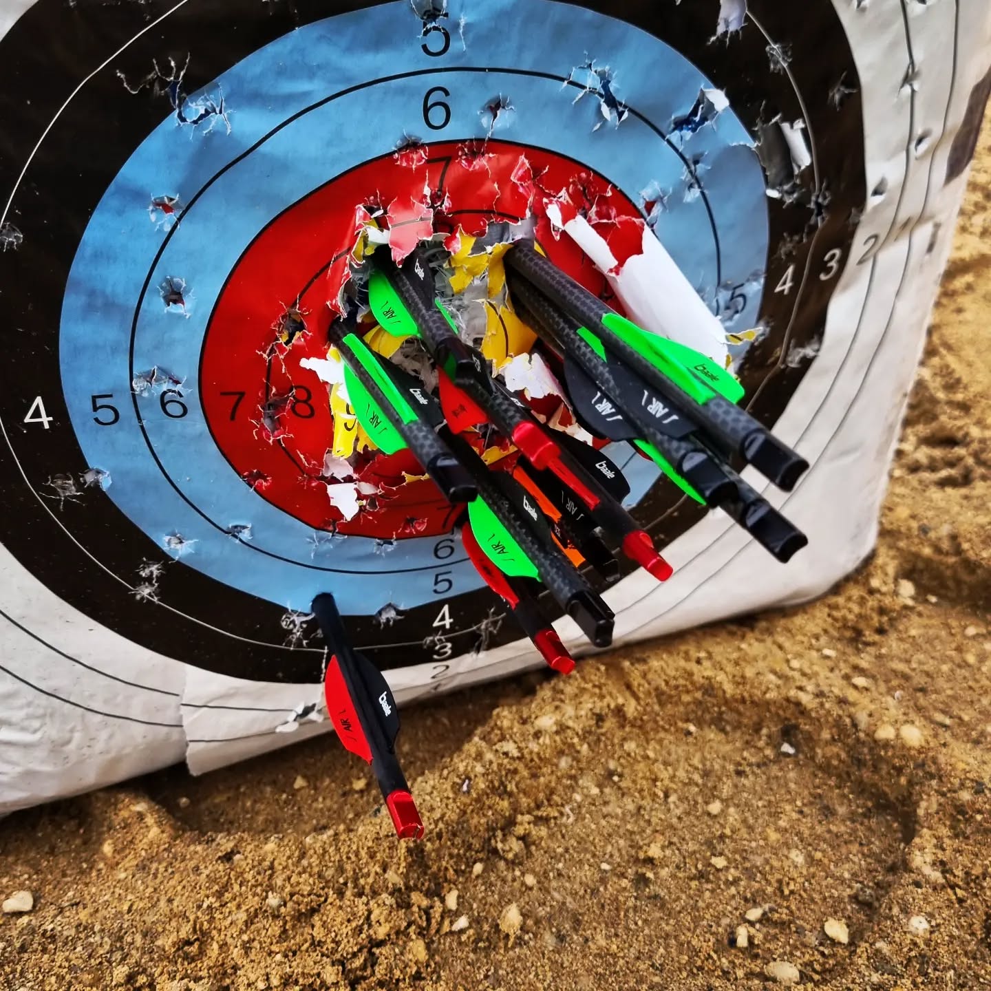 Ich konnte heute seit langem noch mal die Siege schießen. Ergebnis auf 40m stehend. Die meisten aufgelegt, aber auch ein paar ohne auflegen, das sind die Ausreißer unten (erstes Bild) und links oben (zweites Bild)
Das ist schon gut, aber kommt in keinster Weise an die Excalibur ran... Die Excalibur wird nächste Woche auf 70m gebracht. Es wird auch ein Video dazu geben 😁
Pfeile natürlich von @pfeilmanufaktur.baale
#crossbow #armbrust #archery #bogensport #bogenschießen #40m #shootingrange