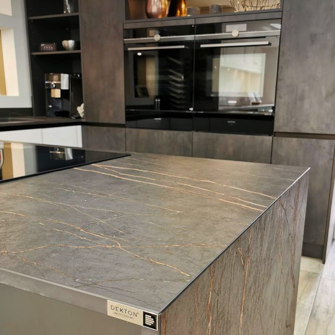 Eines meiner Lieblingsmaterialien DEKTON.
Was die Natur in Tausenden von Jahren schafft, perfektioniert Dekton in wenigen Stunden. Er inspiriert als ultrakompakter Stein die Zukunft von Architektur und Design, indem er gefühlvolle Räume schafft, wo Schönheit und Funktionalität in einer perfekten Synergie aufeinandertreffen. Sein Hoher Preis hat natürlich seine Begründungen - für uns aktuell trotzdem eines der liebsten Materialien. #weloveit!
#passiocasa #dekton #perfectmaterial #kitchen #passiocasainteriors #propertyandinteriors #interior #innendesign #innenarchitektur #project #inneneinrichtung #umbau #neubau #farbkonzept #materialkonzept #switzerland #mallorca #passion #leidenschaft #homestyling #homes #immobilien #realestate #immobilienverkauf #immobilienvermietung #immobilienvermittlung #welovewhatwedo