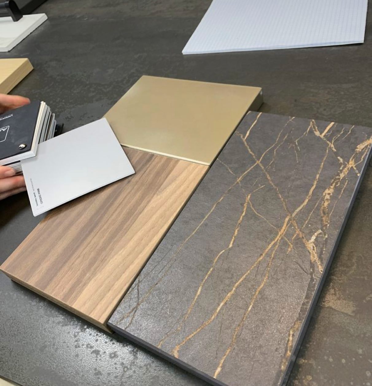Eines meiner Lieblingsmaterialien DEKTON.
Was die Natur in Tausenden von Jahren schafft, perfektioniert Dekton in wenigen Stunden. Er inspiriert als ultrakompakter Stein die Zukunft von Architektur und Design, indem er gefühlvolle Räume schafft, wo Schönheit und Funktionalität in einer perfekten Synergie aufeinandertreffen. Sein Hoher Preis hat natürlich seine Begründungen - für uns aktuell trotzdem eines der liebsten Materialien. #weloveit!
#passiocasa #dekton #perfectmaterial #kitchen #passiocasainteriors #propertyandinteriors #interior #innendesign #innenarchitektur #project #inneneinrichtung #umbau #neubau #farbkonzept #materialkonzept #switzerland #mallorca #passion #leidenschaft #homestyling #homes #immobilien #realestate #immobilienverkauf #immobilienvermietung #immobilienvermittlung #welovewhatwedo