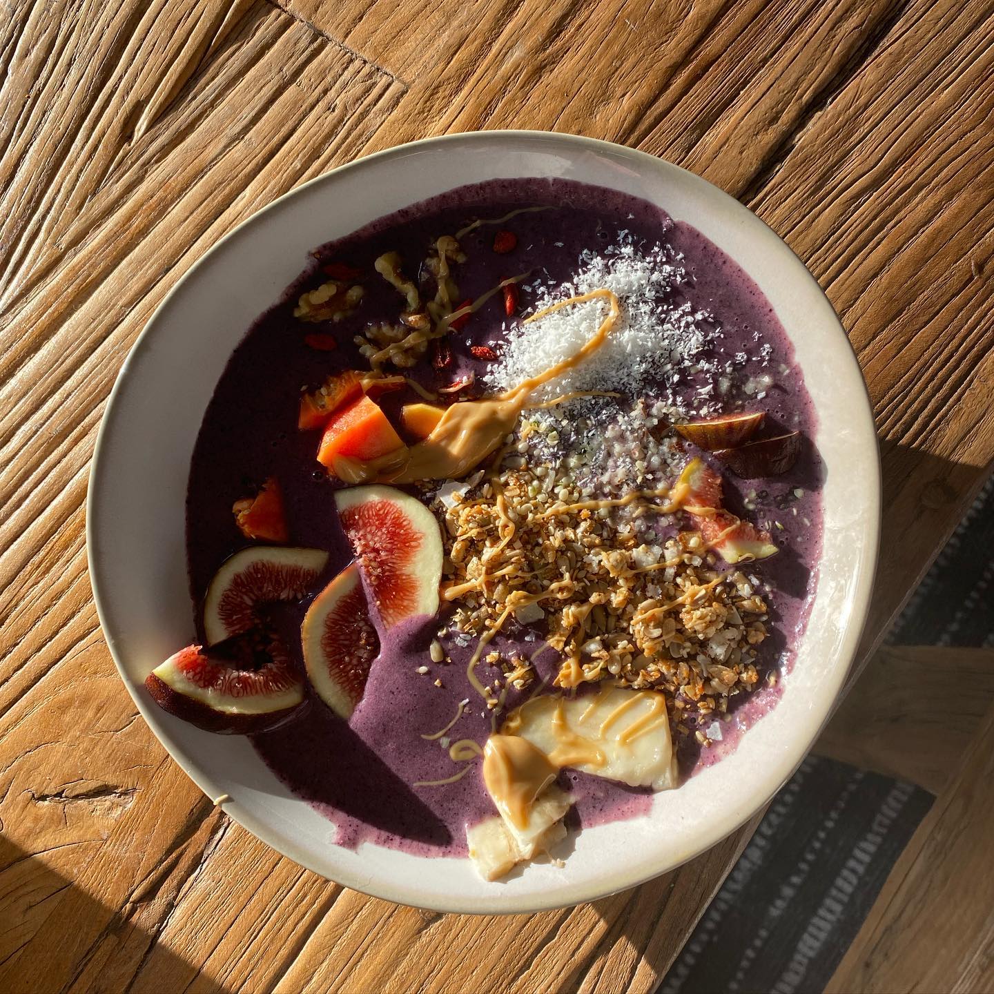 How groovy is your smoothie? HINT: it can probably / always be MUCH groovier 🕺🏽🕺🏽🕺🏽
And when I say groovier I mean far more supportive to keeping that beautiful body of yours in balance 💫✨✨✨
Swipe left for a lil’ bit of açai smoothie bowl porn + some hot tips on how to turn a high-sugar hormone-disaster into a gut loving / nervous system boosting / energising skin tonic (hellllooooooo me please 🙋🏼♀️🙋🏼♀️🙋🏼♀️)